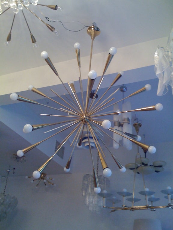 Grands lustres Sputnik italiens étoilés en laiton Mid Century, années 1960 en vente 1