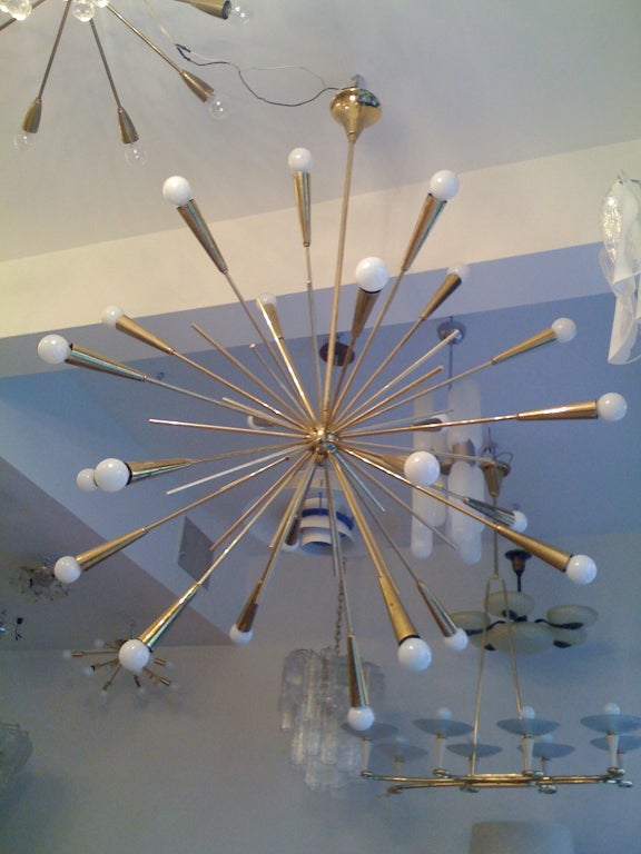 Grands lustres Sputnik italiens étoilés en laiton Mid Century, années 1960 en vente 2