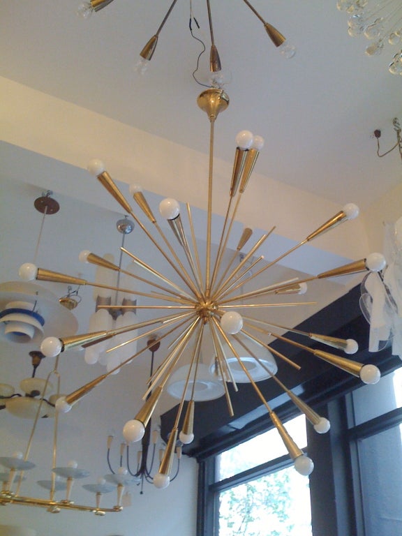 Grands lustres Sputnik italiens étoilés en laiton Mid Century, années 1960 en vente 4