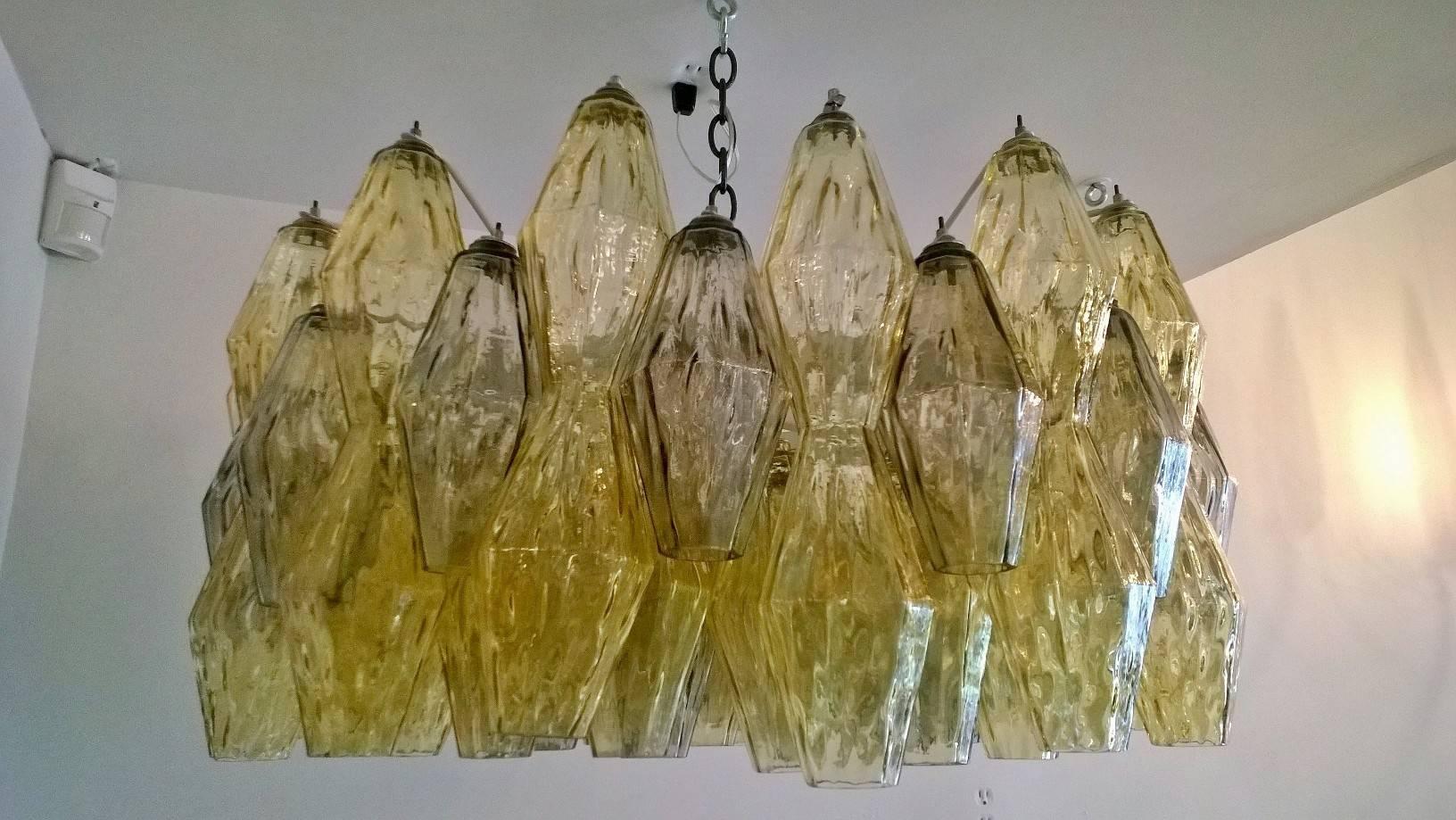A wonderful original 1960s Murano glass pendant chandelier designed by Tobia Scarpa for Venini. Rewired. The glass is mostly straw color with a middle row if lightly smoked glass elements.
