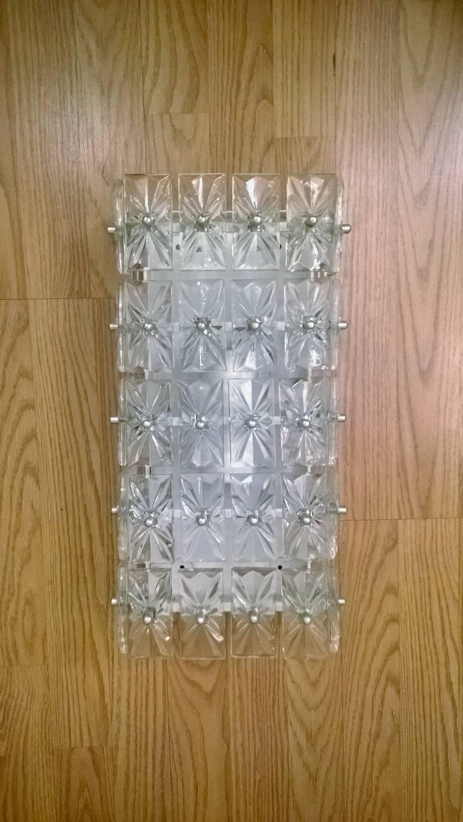 Ein wunderschönes Paar großer österreichischer Kristallleuchter aus den 1960er Jahren, bestehend aus einer weißen Emaillefassung und verchromten Beschlägen, die rechteckige Kristalle halten. Neu verkabelt.