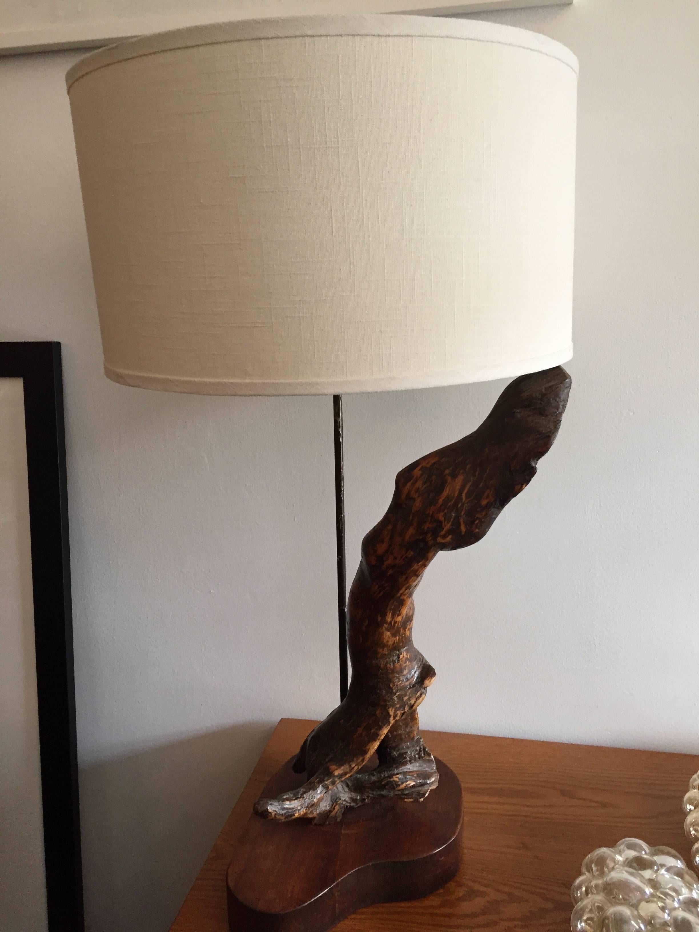 Superbe paire de lampes de table californiennes en bois flotté des années 1960 avec des bases en noyer. Recâblé.
