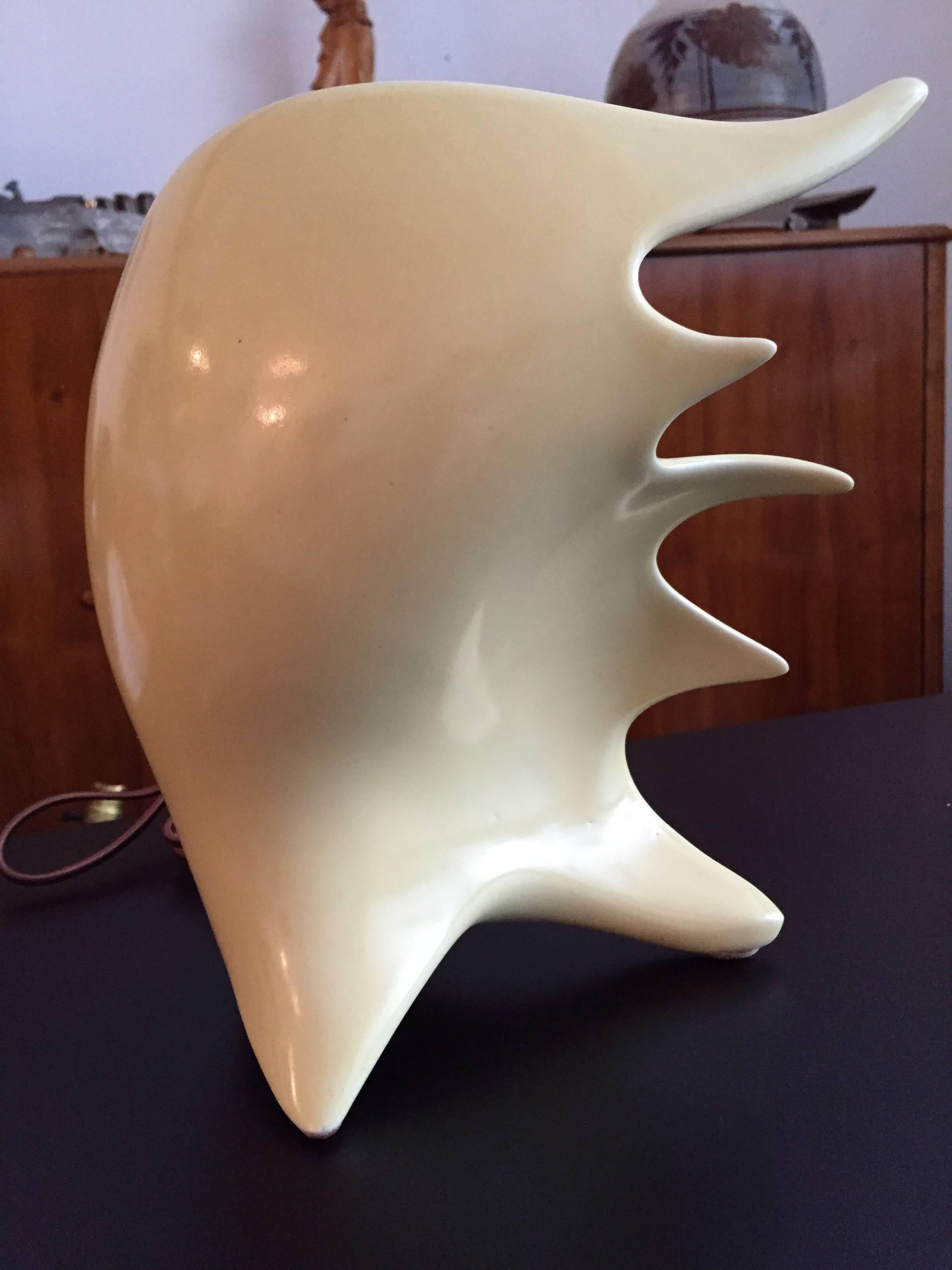An original 1950s Conchiglia glazed ceramic lamp in the form of a conch shell.

Societa Ceramica Italiana di Laveno. Signed.