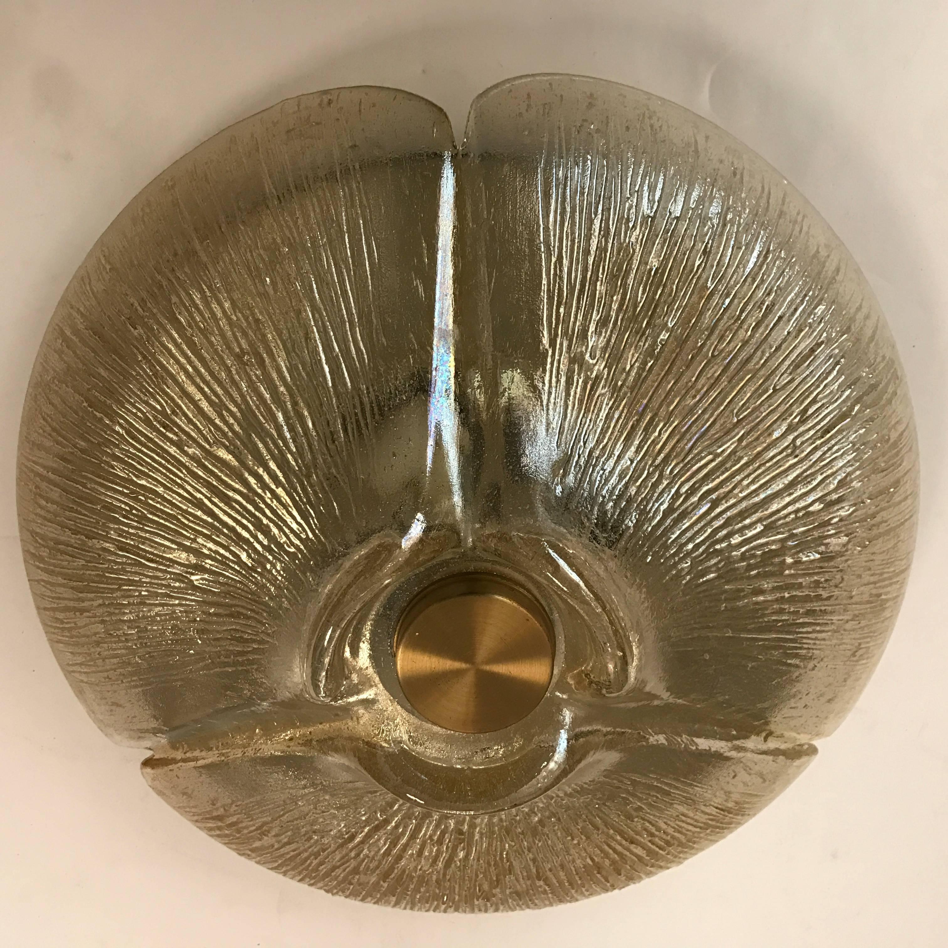 Un merveilleux plafonnier en verre doré des années 1970 par Peill et Putzler. Nouvellement recâblé. Trois prises de courant standard.