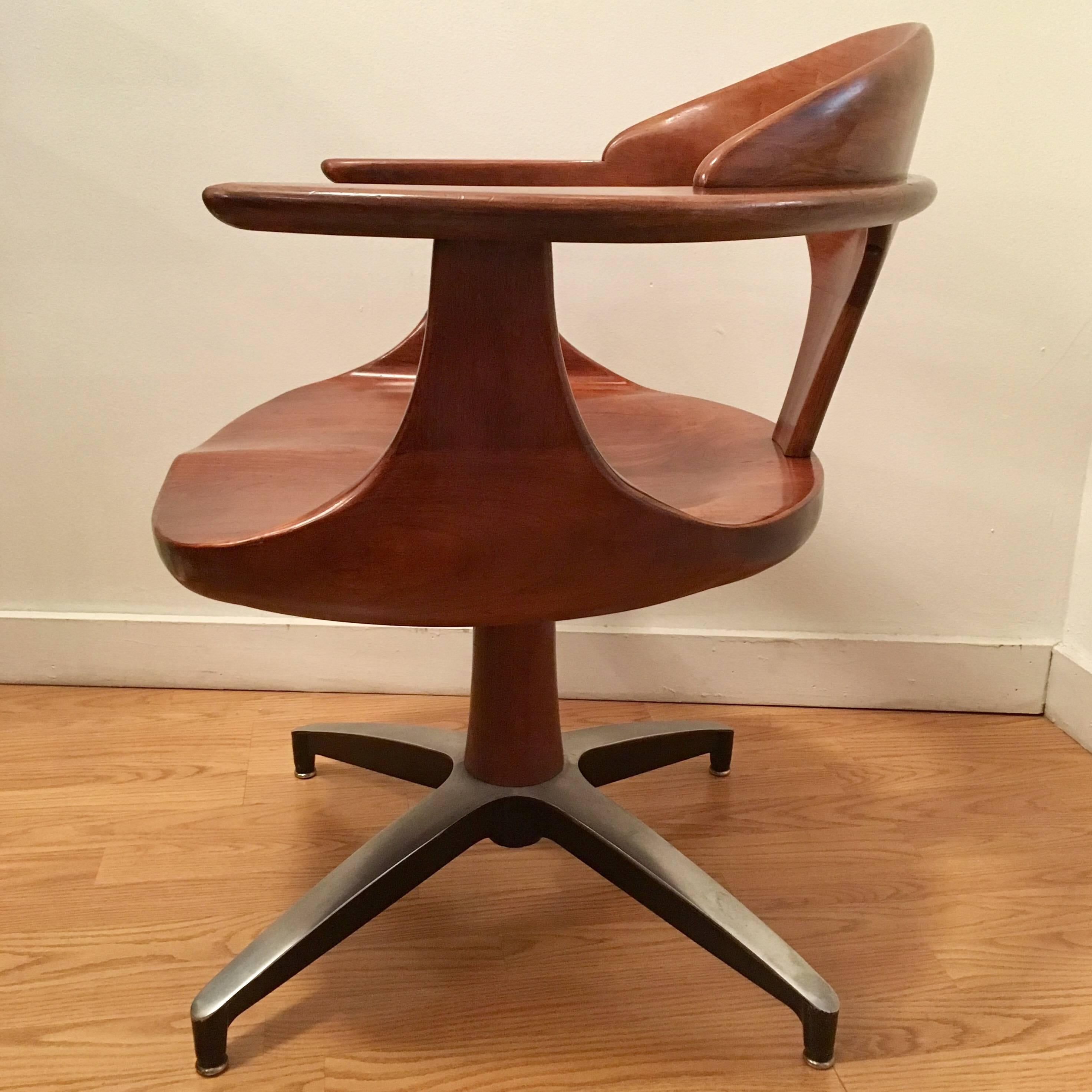 A sculptural set of American 1960s hardwood cherry with a brown doeskin finish and curved steel bases. The rare set is from Heywood Wakefields Cliff House line. A matching dining set available.
Heywood' Fine craftsmanship and last line, was their