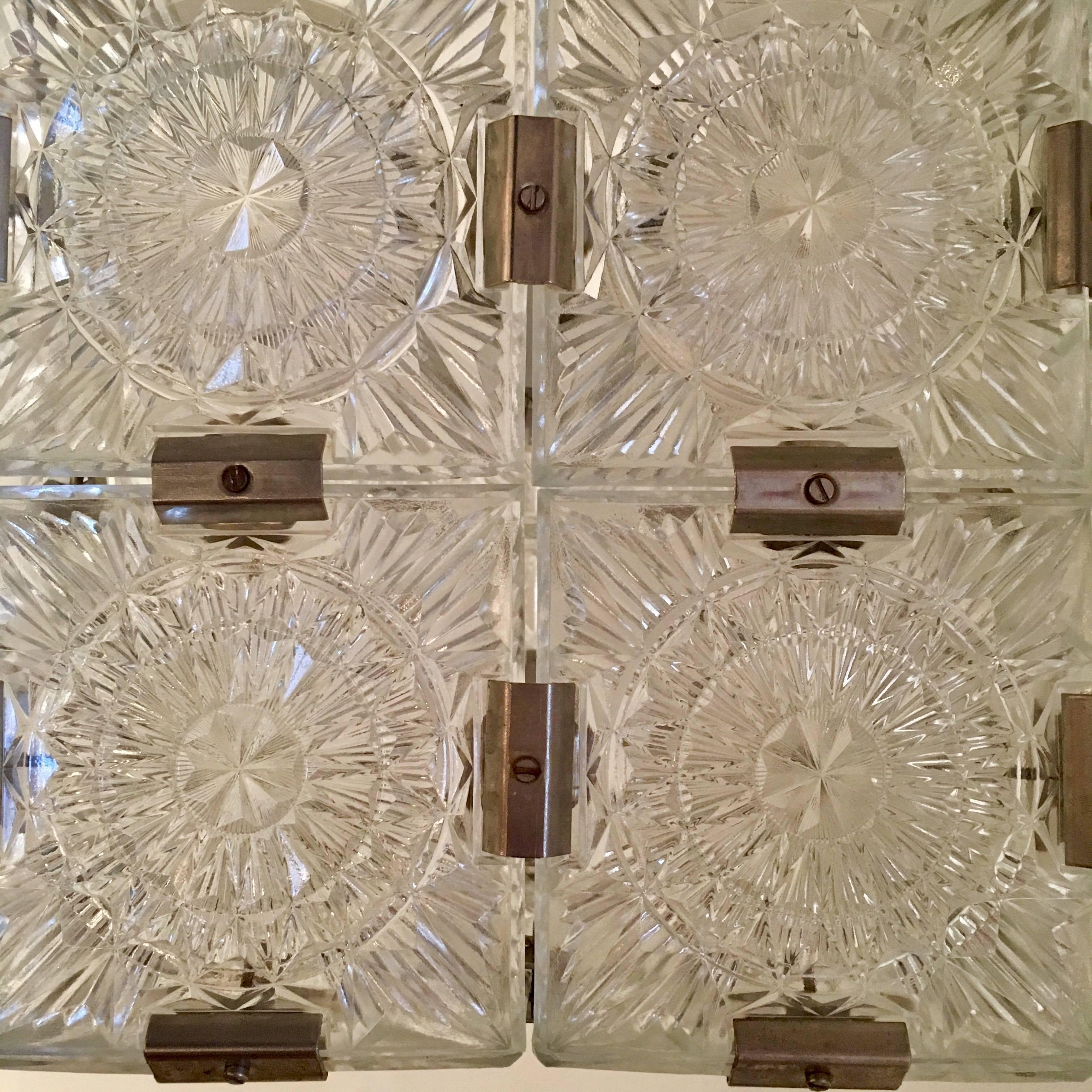 Un merveilleux pendentif moderne en cristal cube fabriqué par la société tchèque Kamenicky Senov. Idéal pour une entrée ou une salle de bains. Peut être raccourci. Rewired . Un deuxième disponible