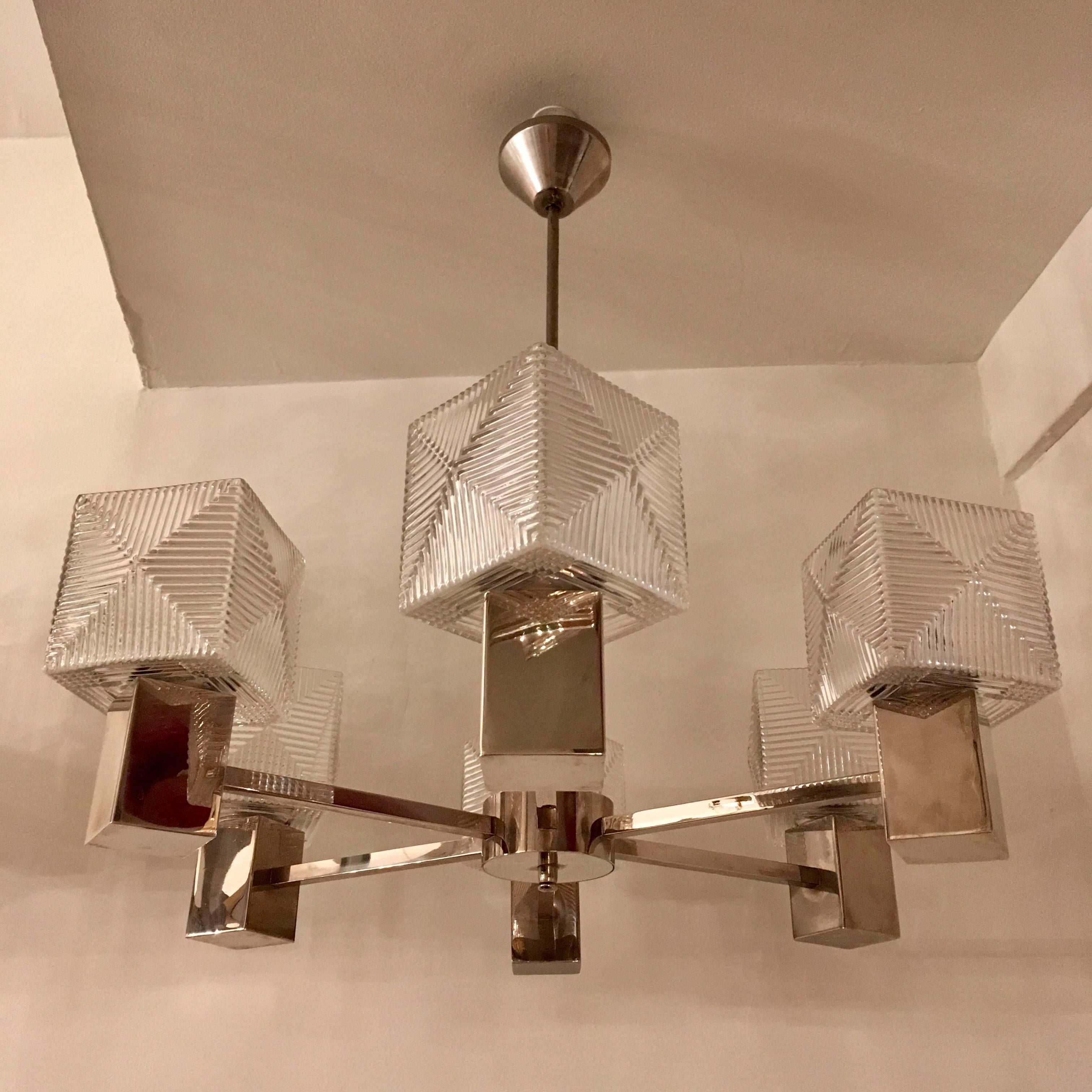 Un rare lustre suspendu cubiste Bauhaus original et unique avec un cadre inhabituel en forme de cube et des abat-jour décoratifs en verre cubique. Nouvellement recâblé. Situé dans nos locaux de New York City Chelsea.