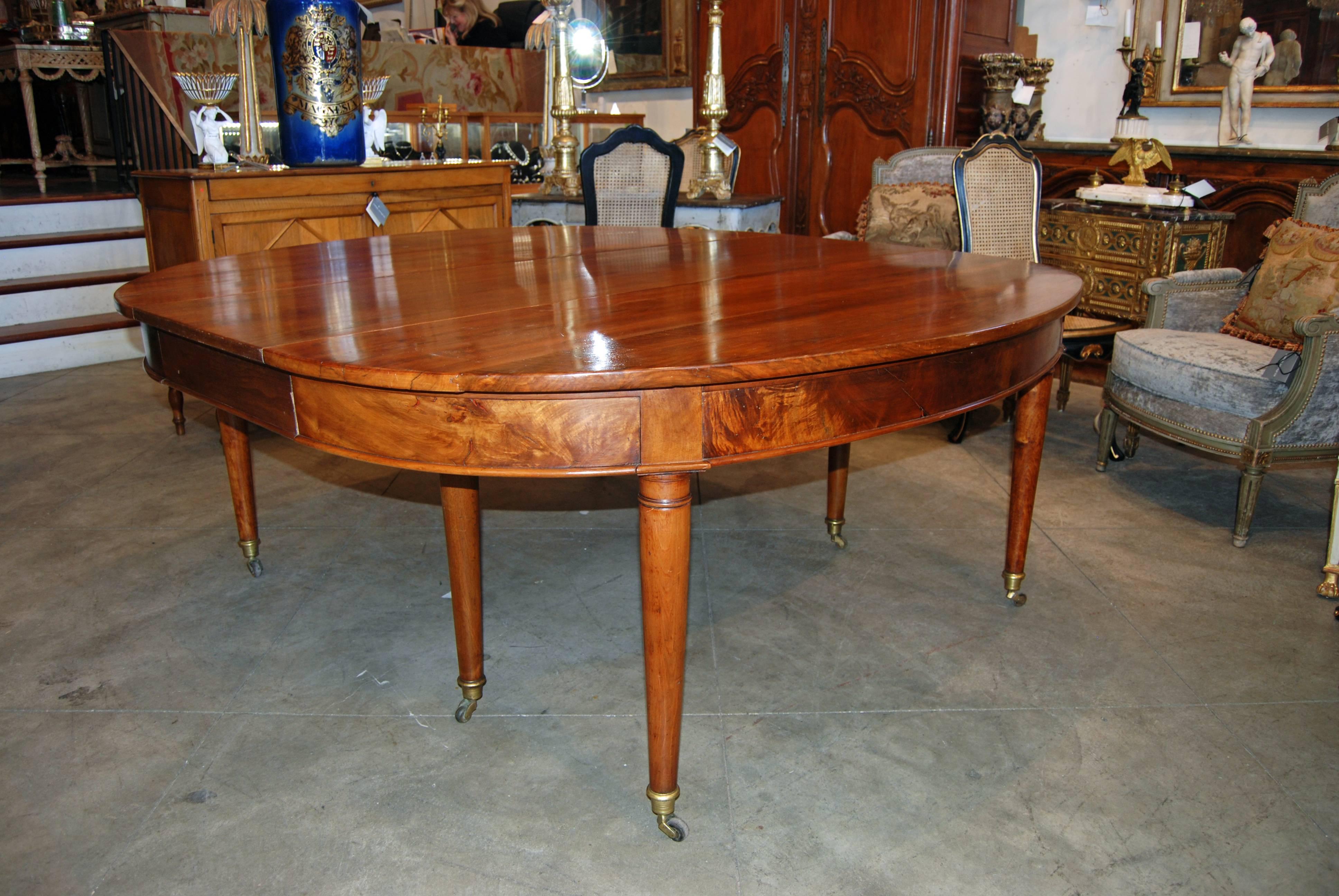 Exceptional Directoire walnut extension table.
Six leaves. 19.25 