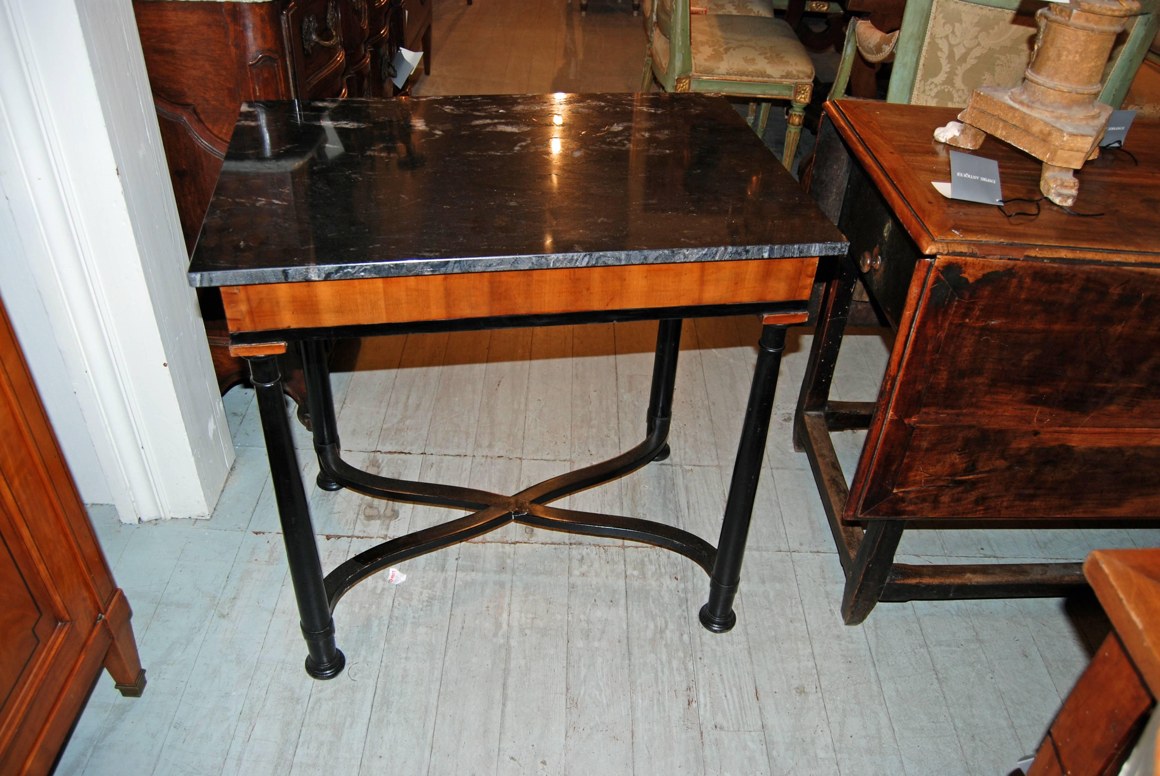 Ebonized Biedermeier and maple table, 19th century.