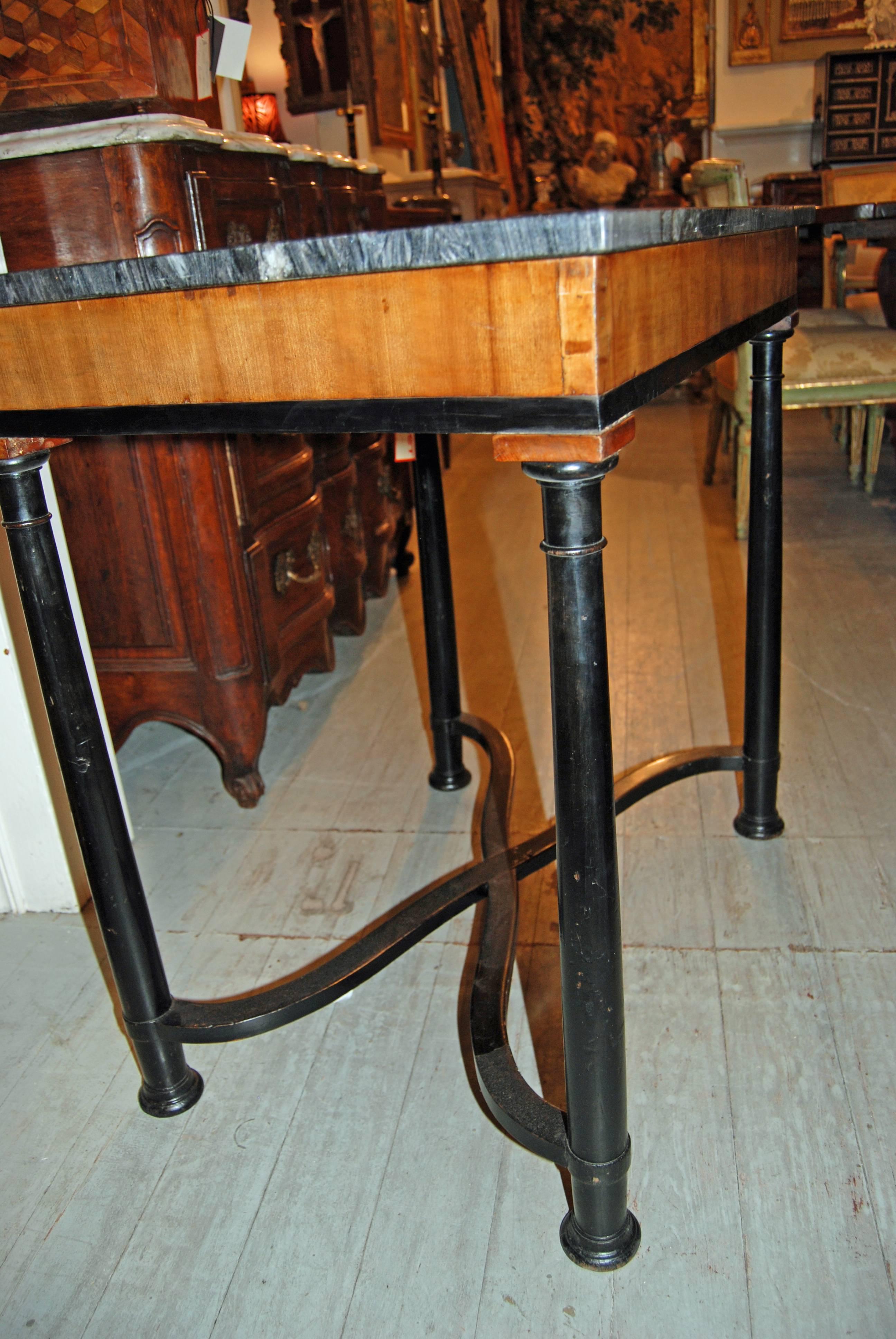 Biedermeier-Tisch aus dem 19. Jahrhundert im Angebot 1