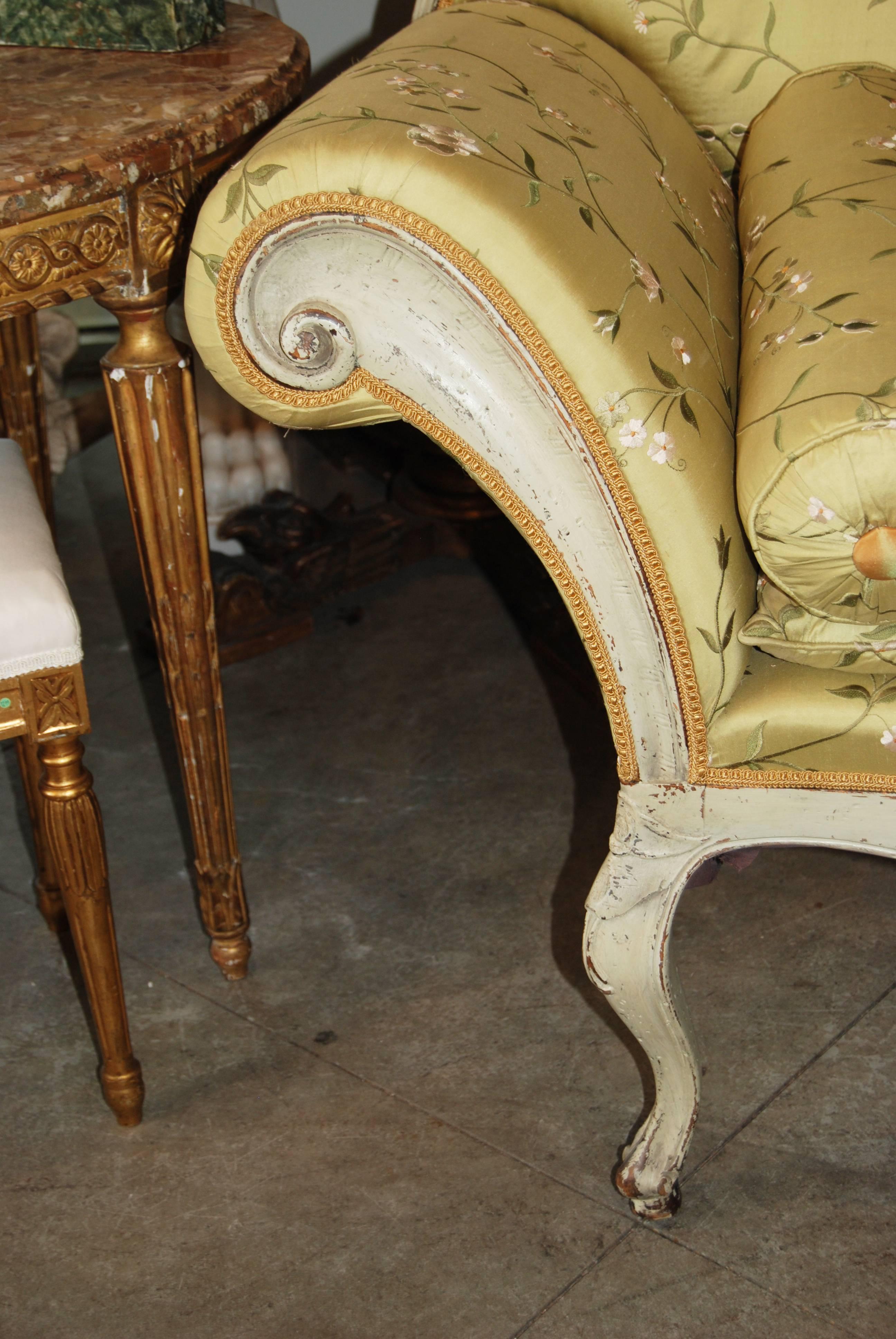 Wunderschön geschwungenes venezianisches Sofa mit abnehmbarem Rücken.
Lässt sich leicht in ein Tagesbett umwandeln.