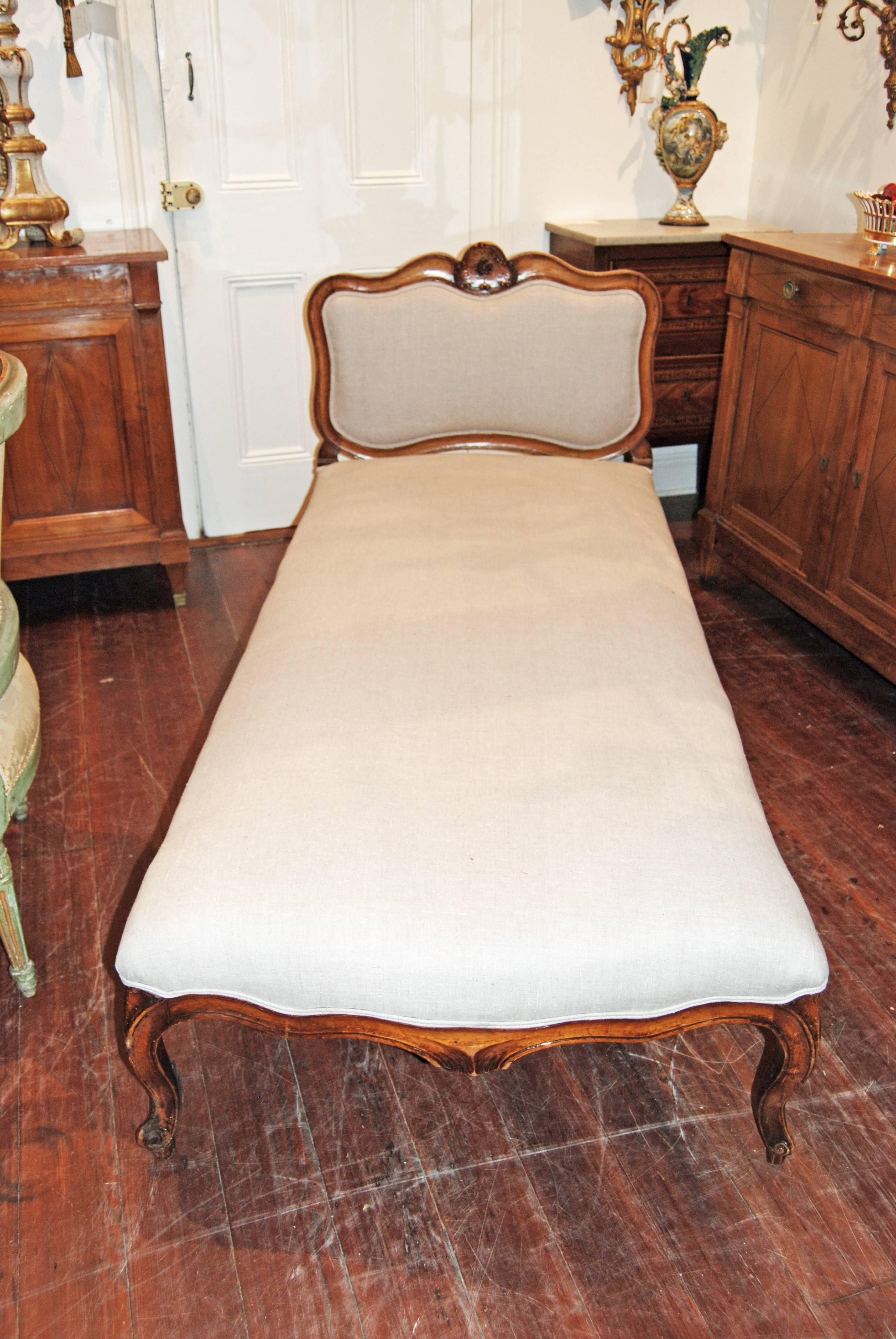 19th century walnut chaise longue.
