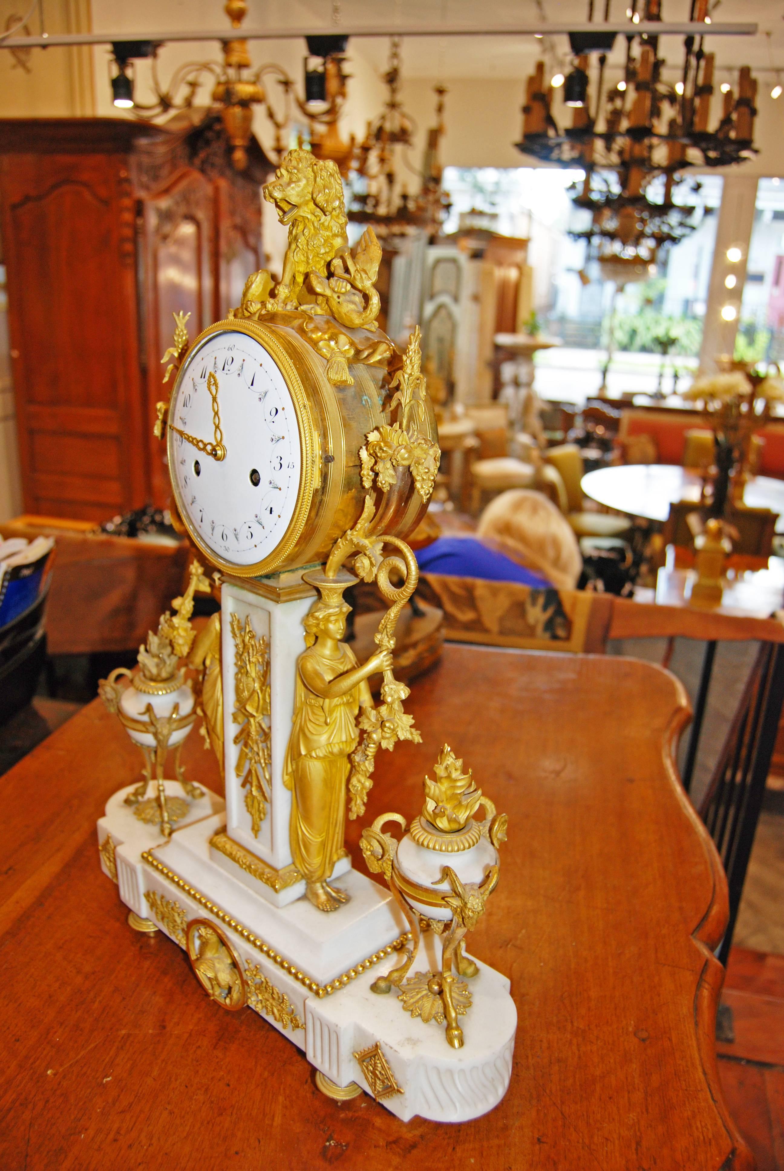 Français Horloge « Dore » d'époque Louis XVI en bronze en vente