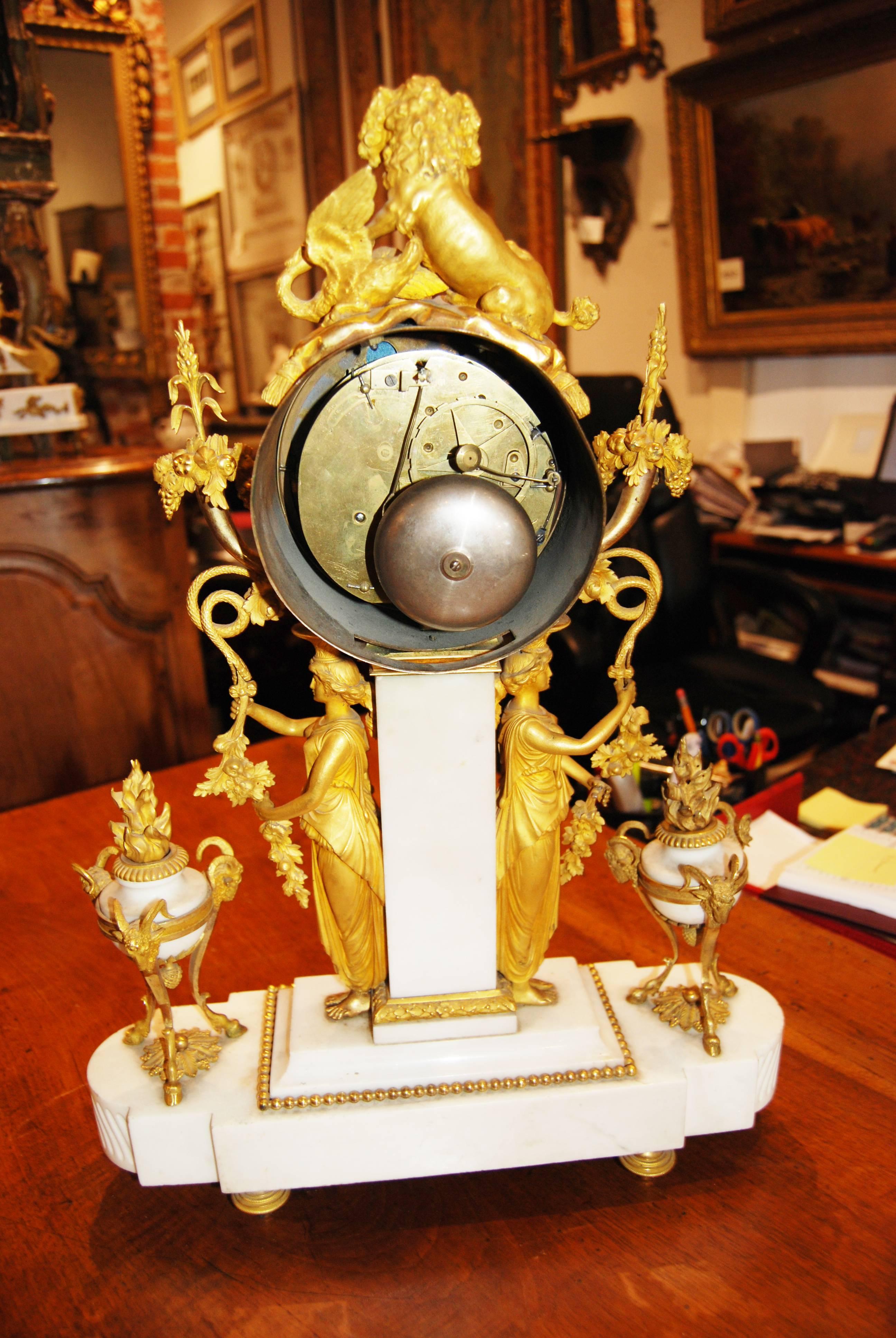 Bronze Horloge « Dore » d'époque Louis XVI en bronze en vente