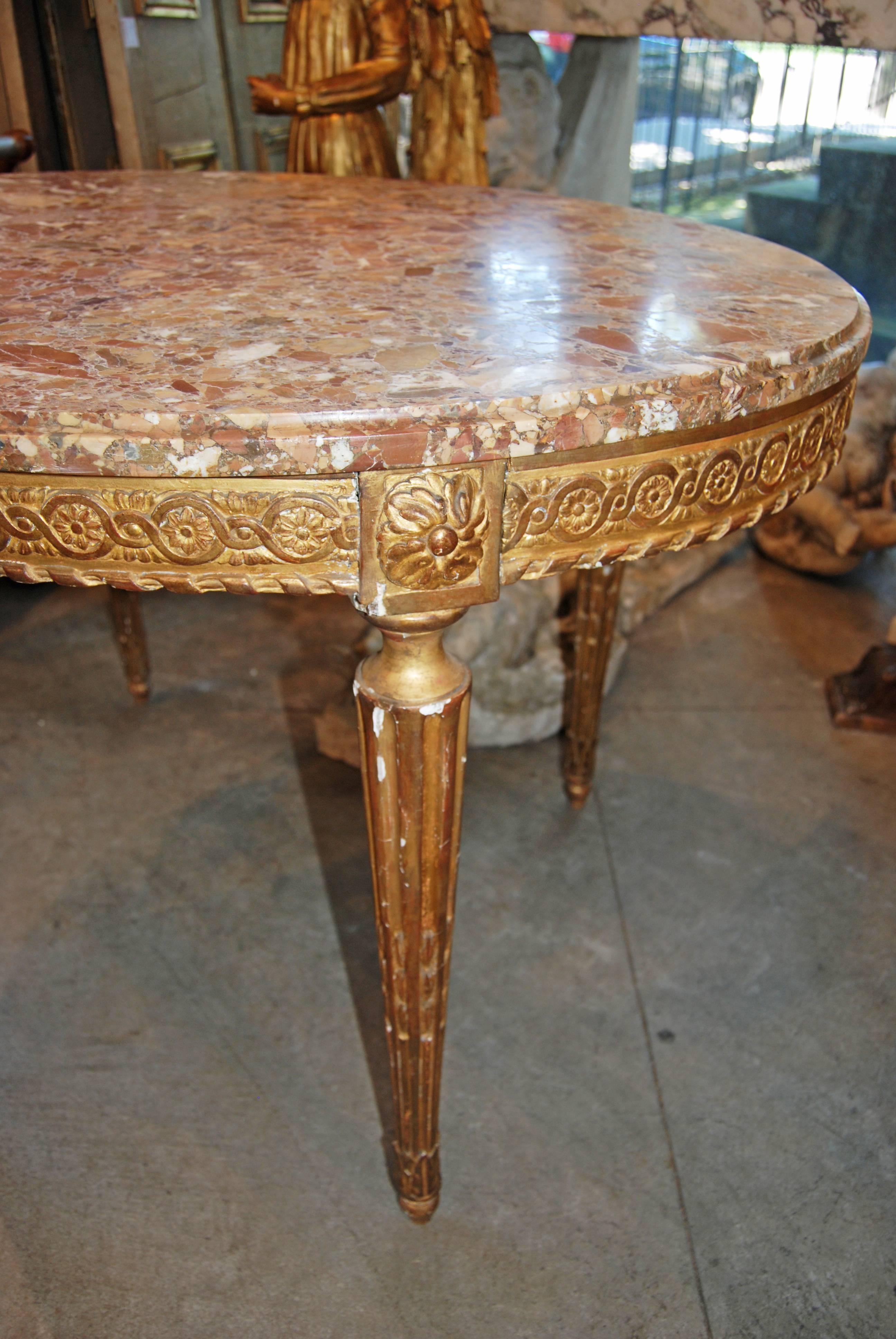 Table centrale en bois doré magnifiquement sculptée.