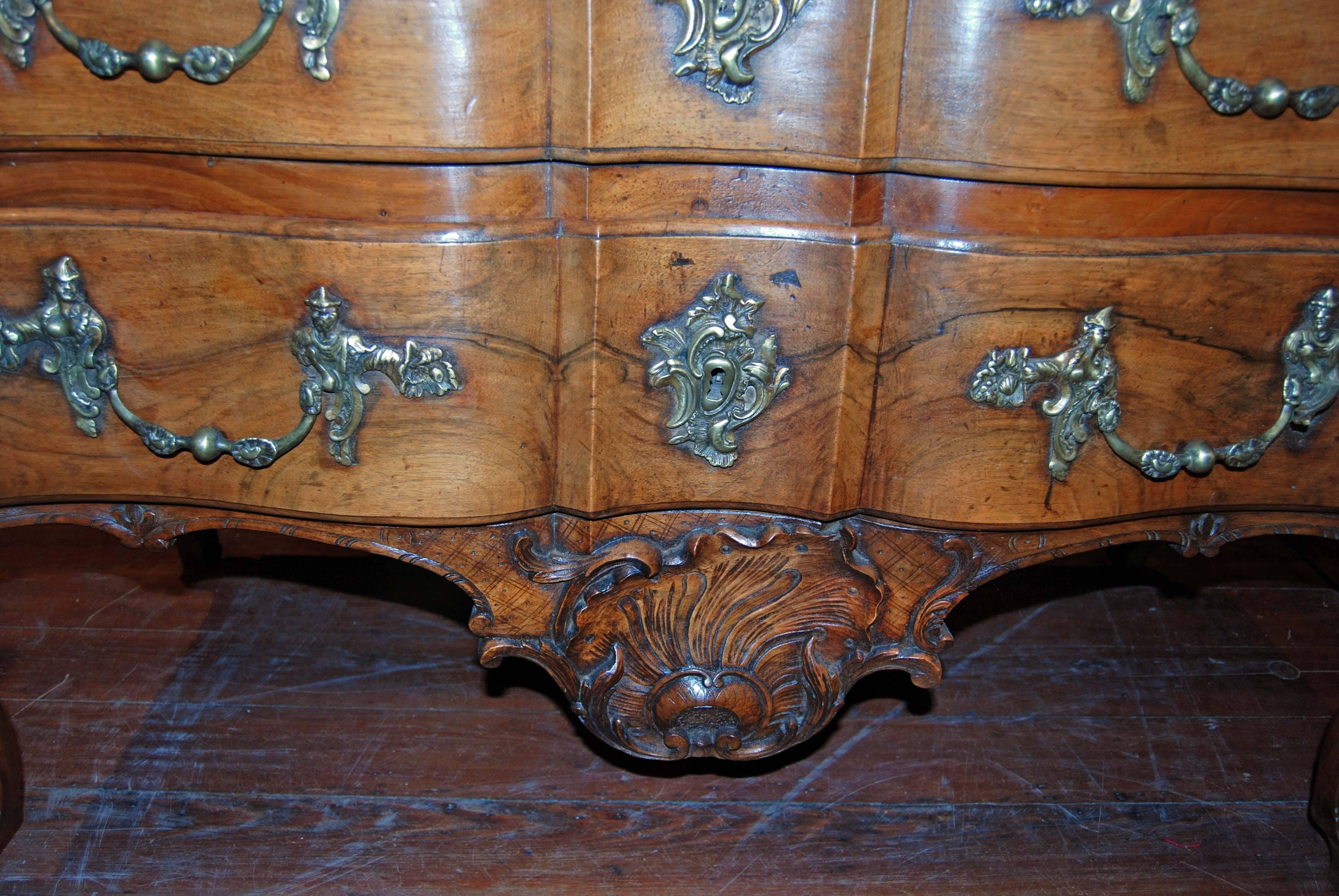 Louis XV Exceptional 18th Century Walnut Commode For Sale