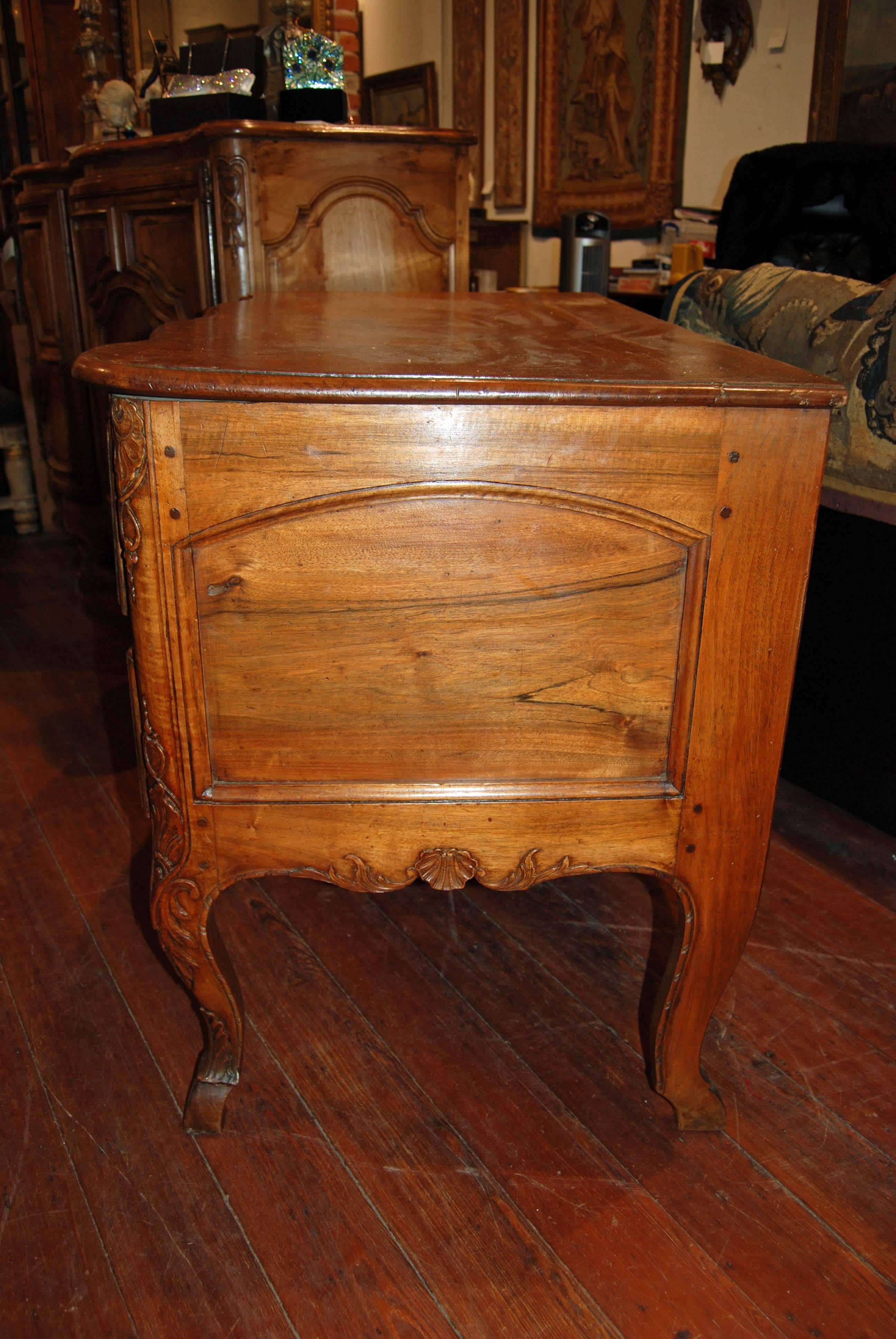 French Exceptional 18th Century Walnut Commode For Sale