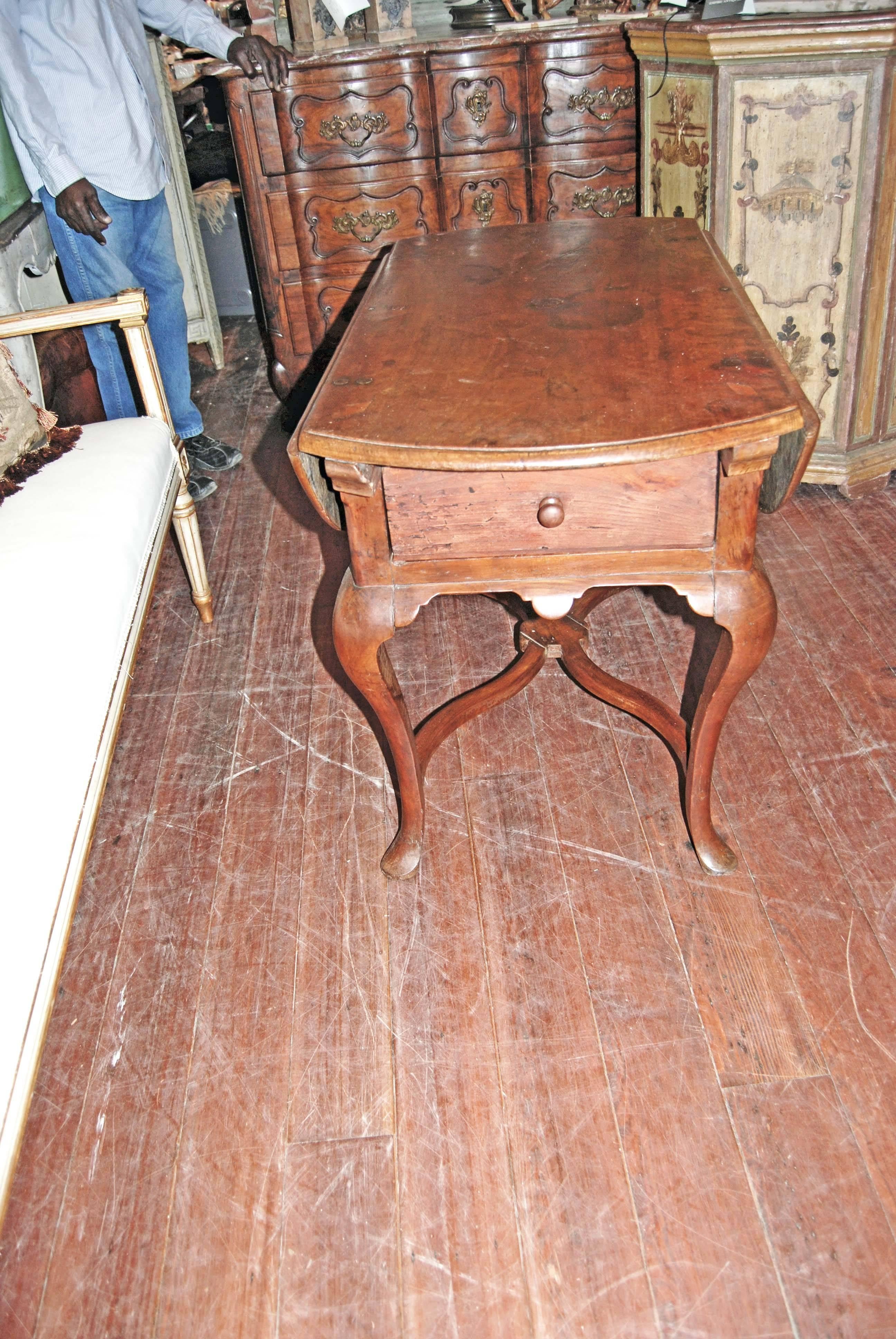 19th Century Walnut Drop Leaf Table In Good Condition For Sale In New Orleans, LA