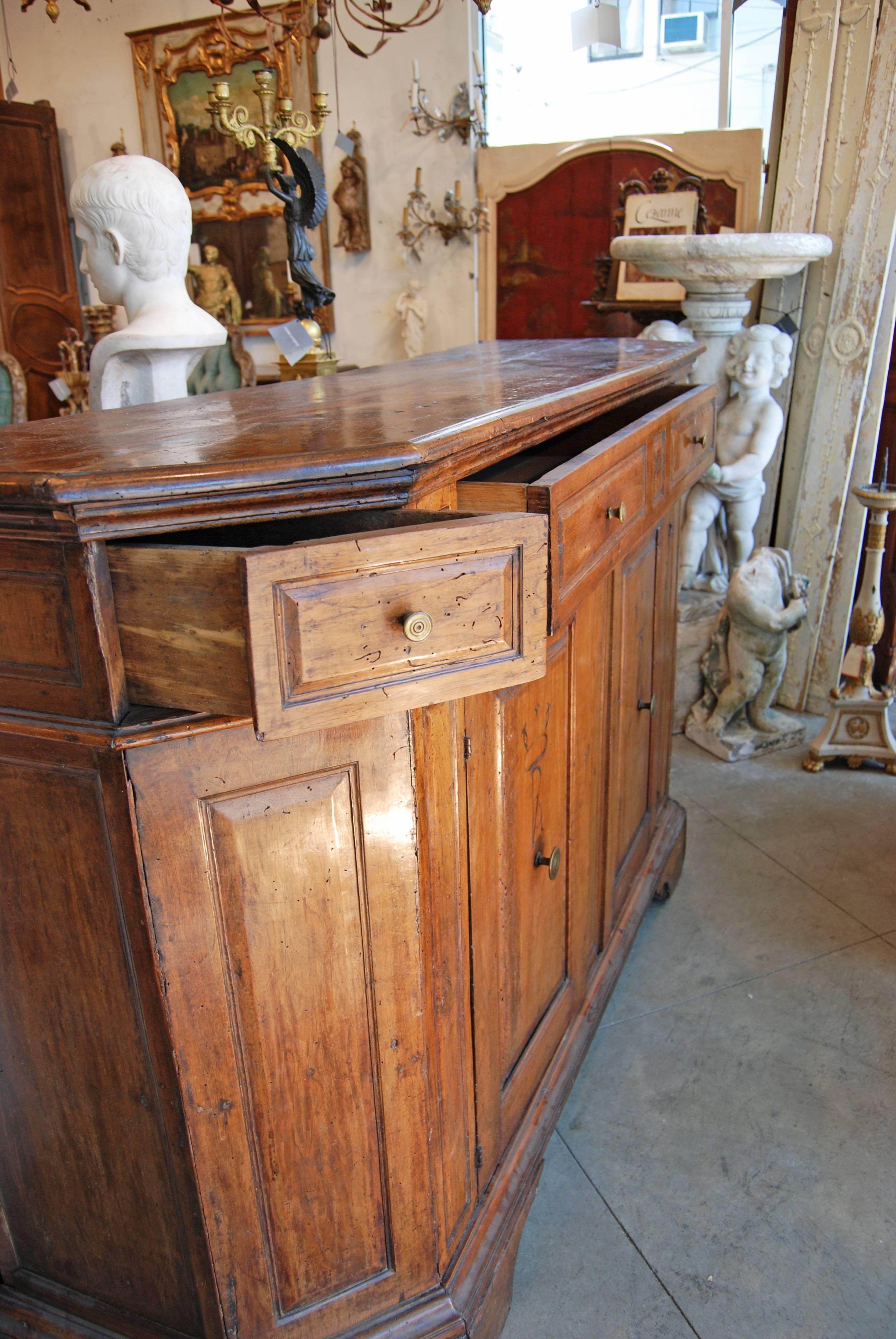 18th Century Italian Walnut Buffet In Good Condition In New Orleans, LA