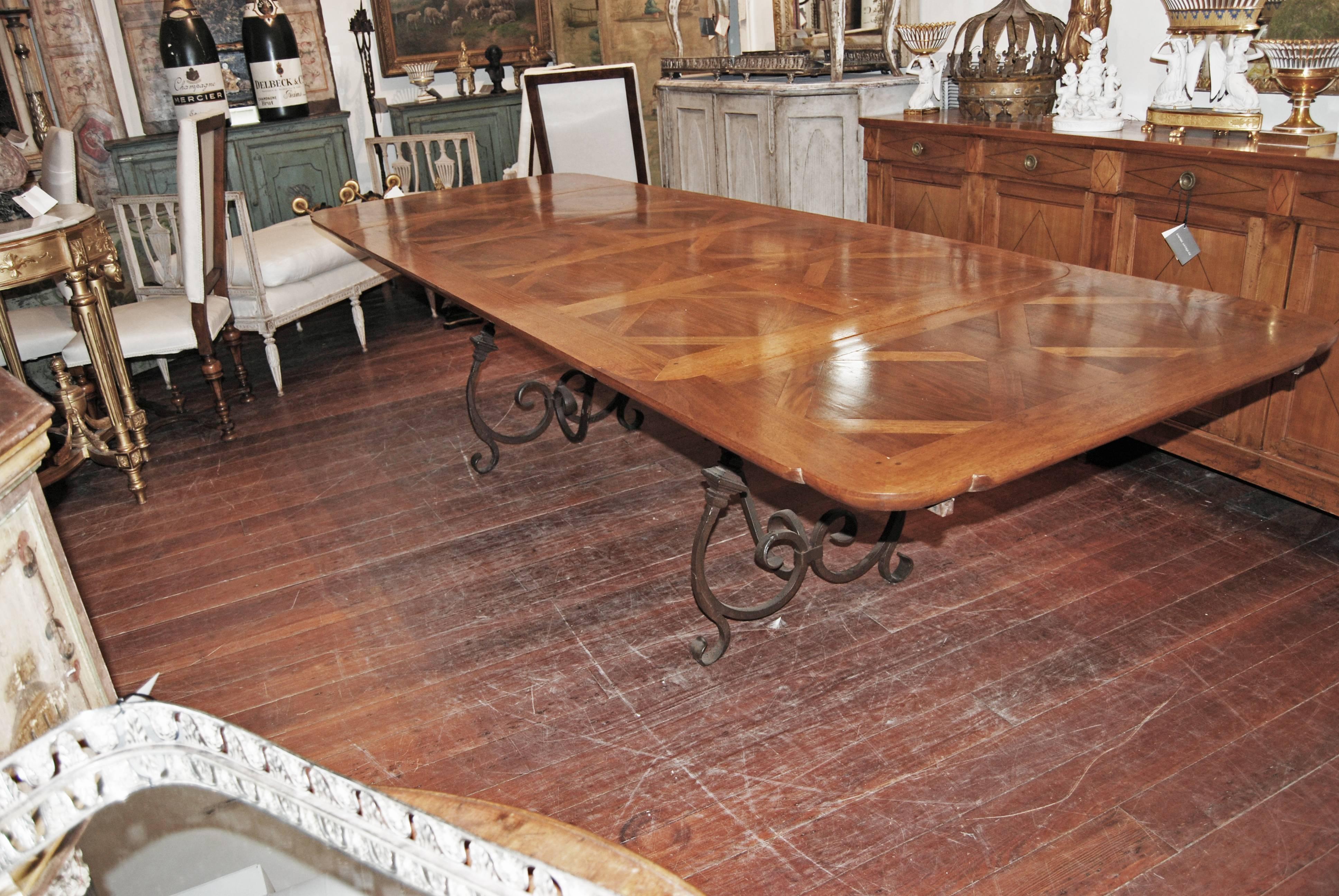 Parquet de Versailles présenté comme une table de salle à manger avec base en fer. Cette table a deux feuilles et trois tailles différentes :
Mesures : Deux feuilles 122