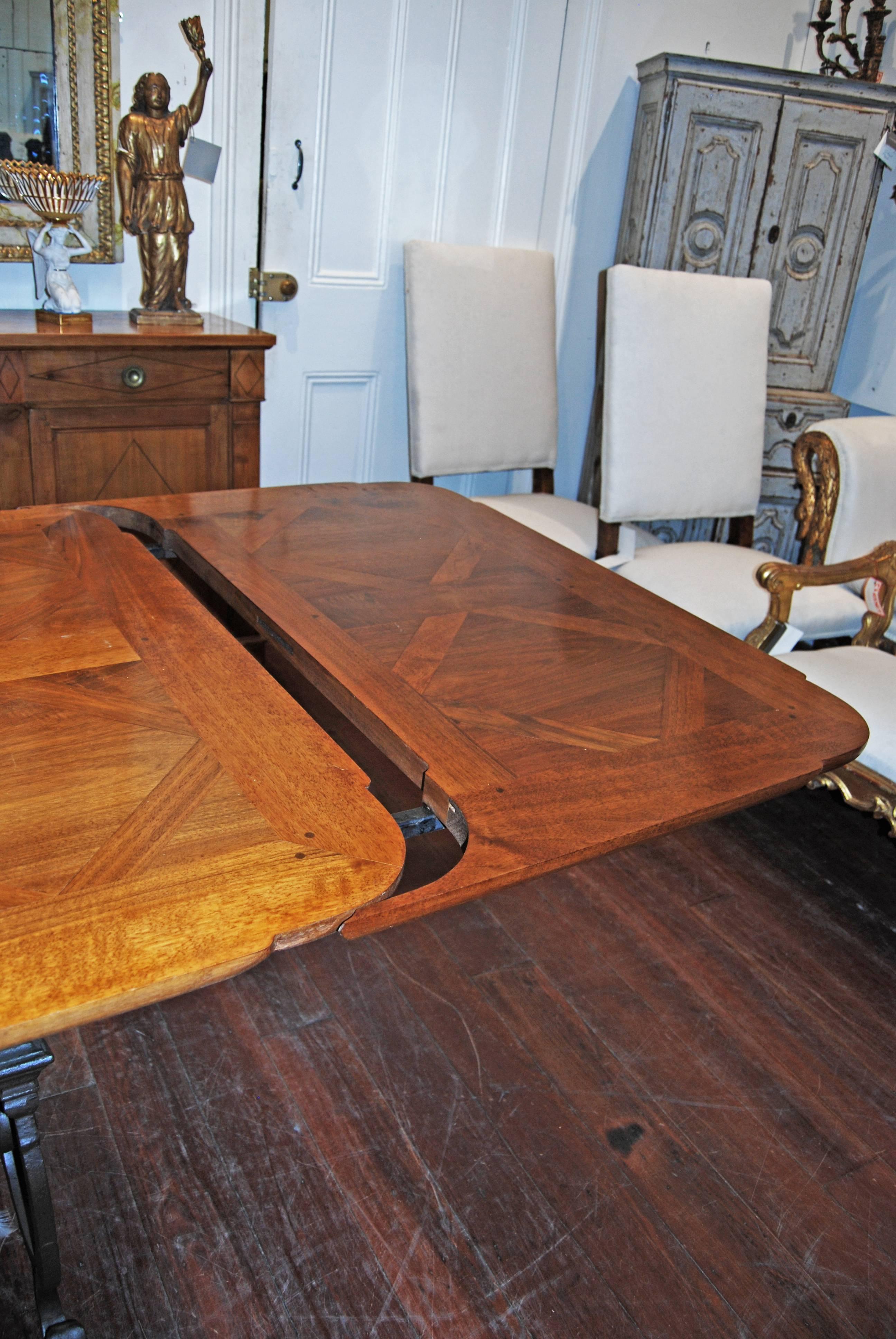 Français Magnifique table à manger parquet de Versailles