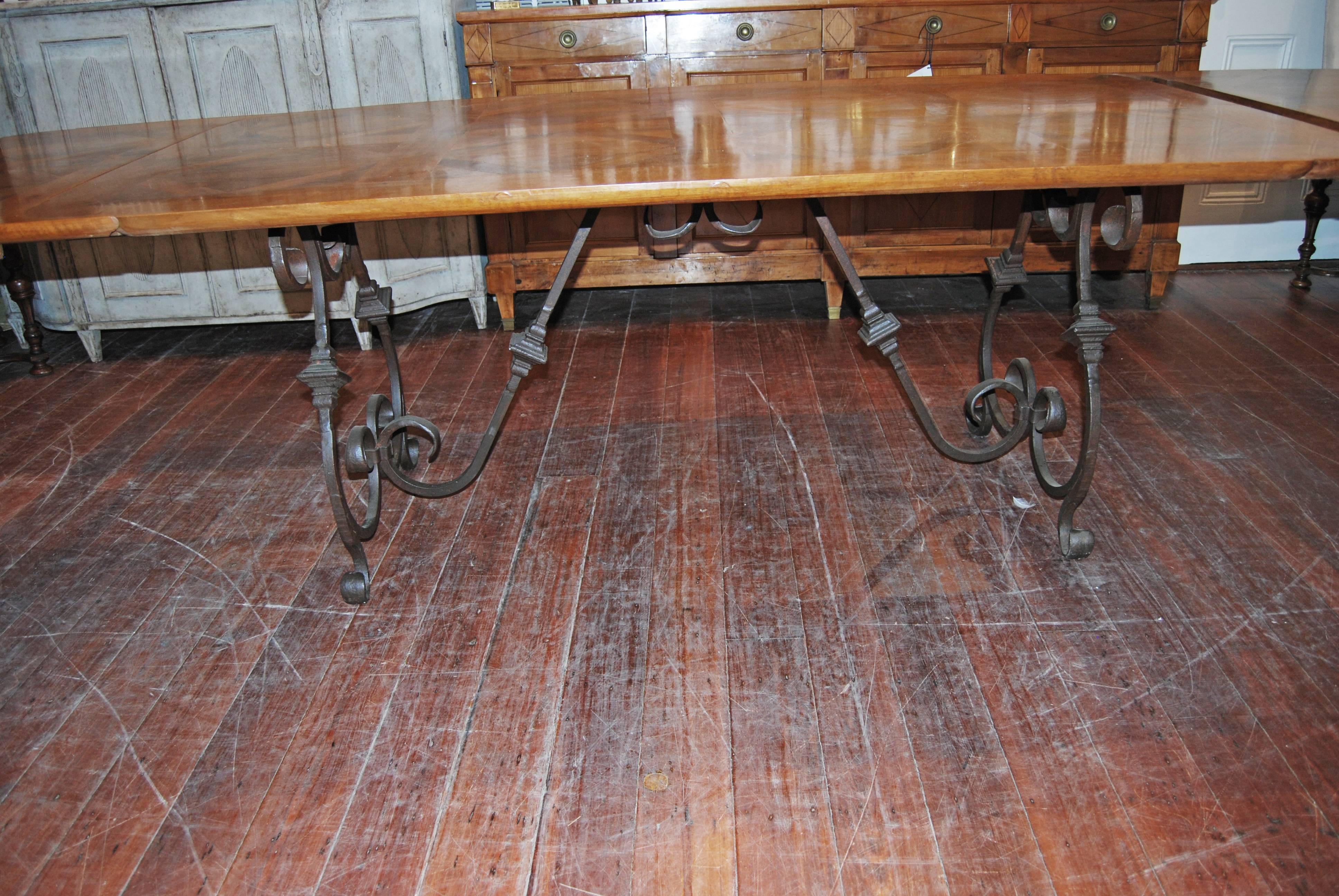 Noyer Magnifique table à manger parquet de Versailles
