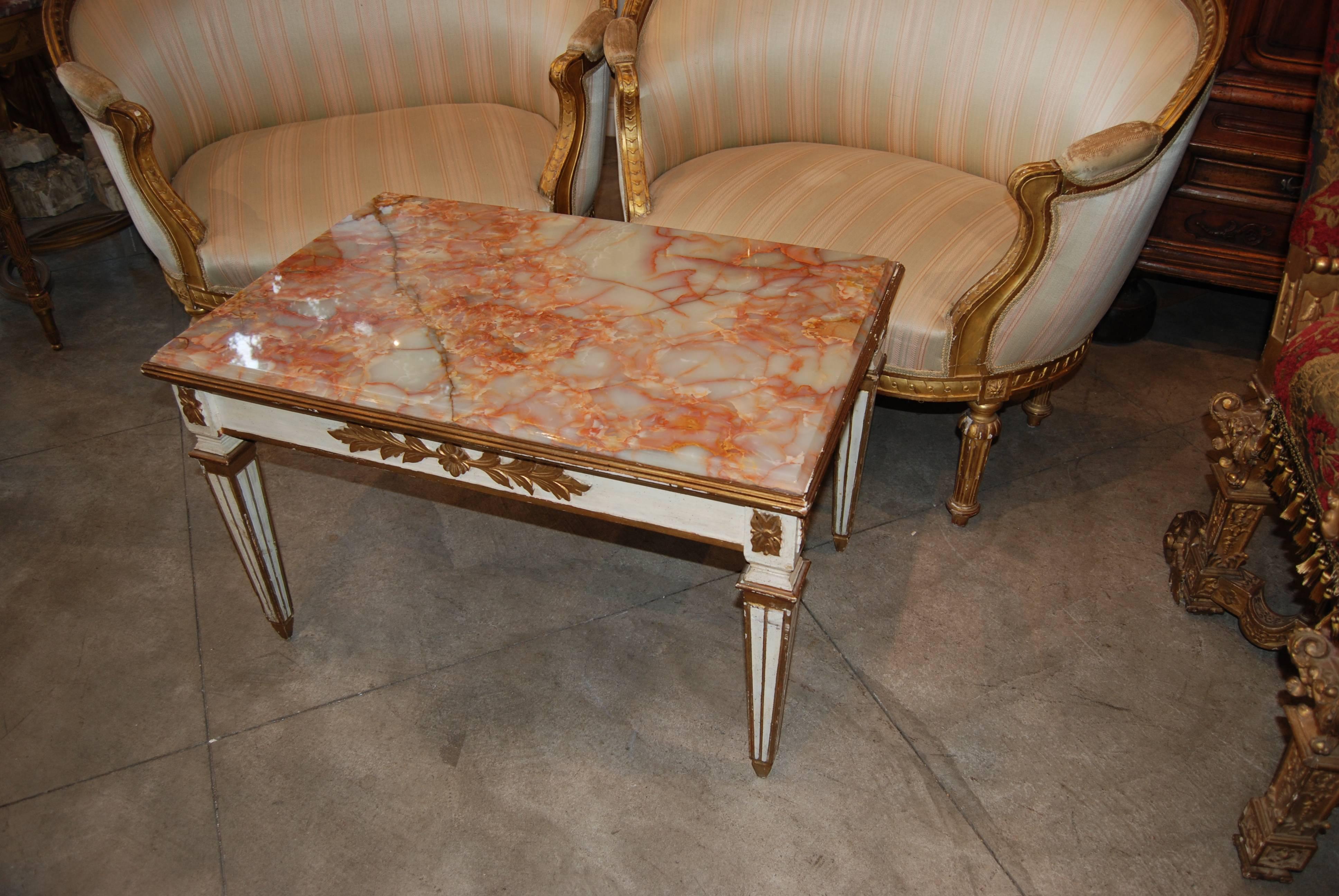 Magnifique table basse sculptée et peinte, avec plateau en onyx d'origine.