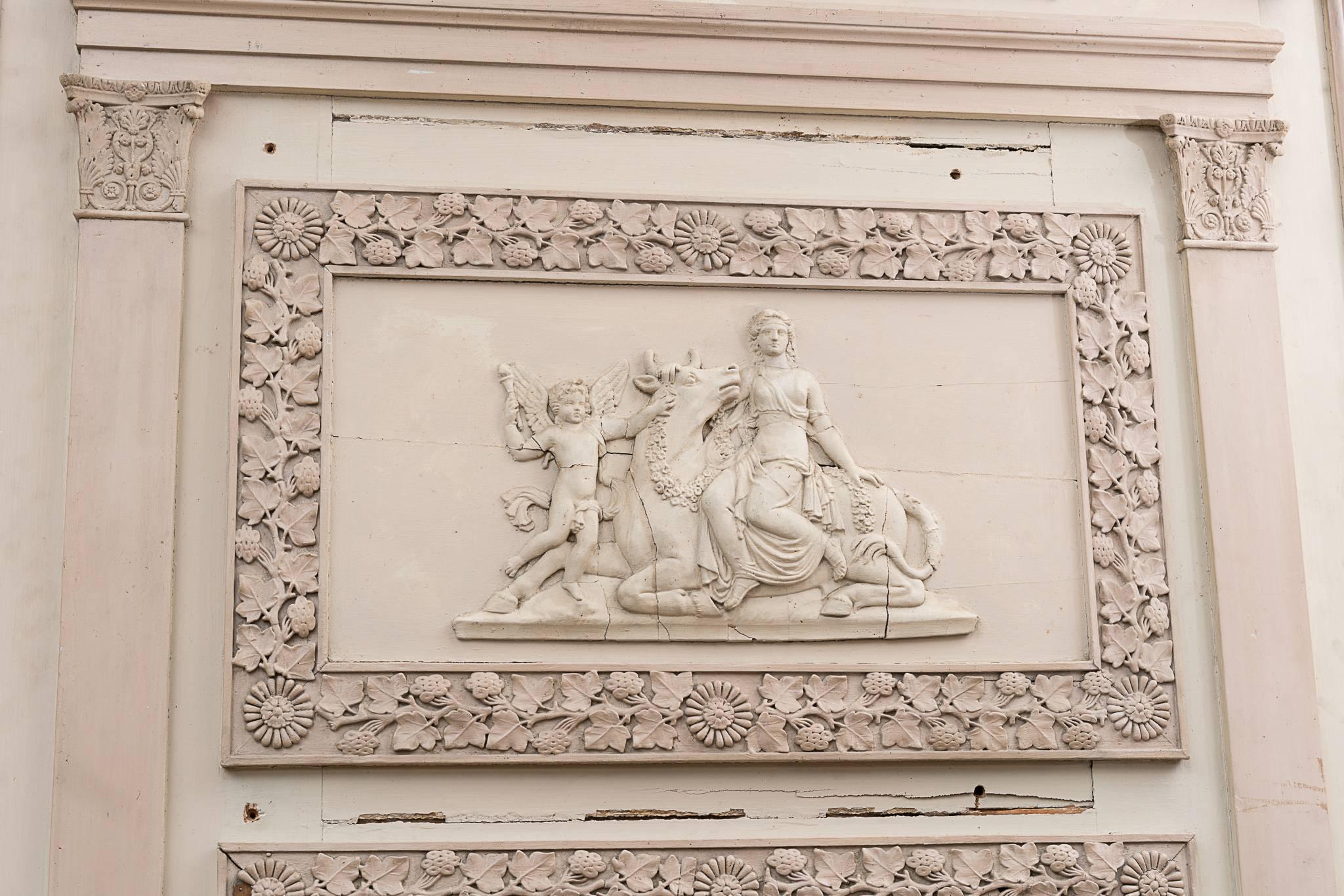 Miroir Trumeau sculpté néoclassique avec de belles figures et décorations sur toute la surface.