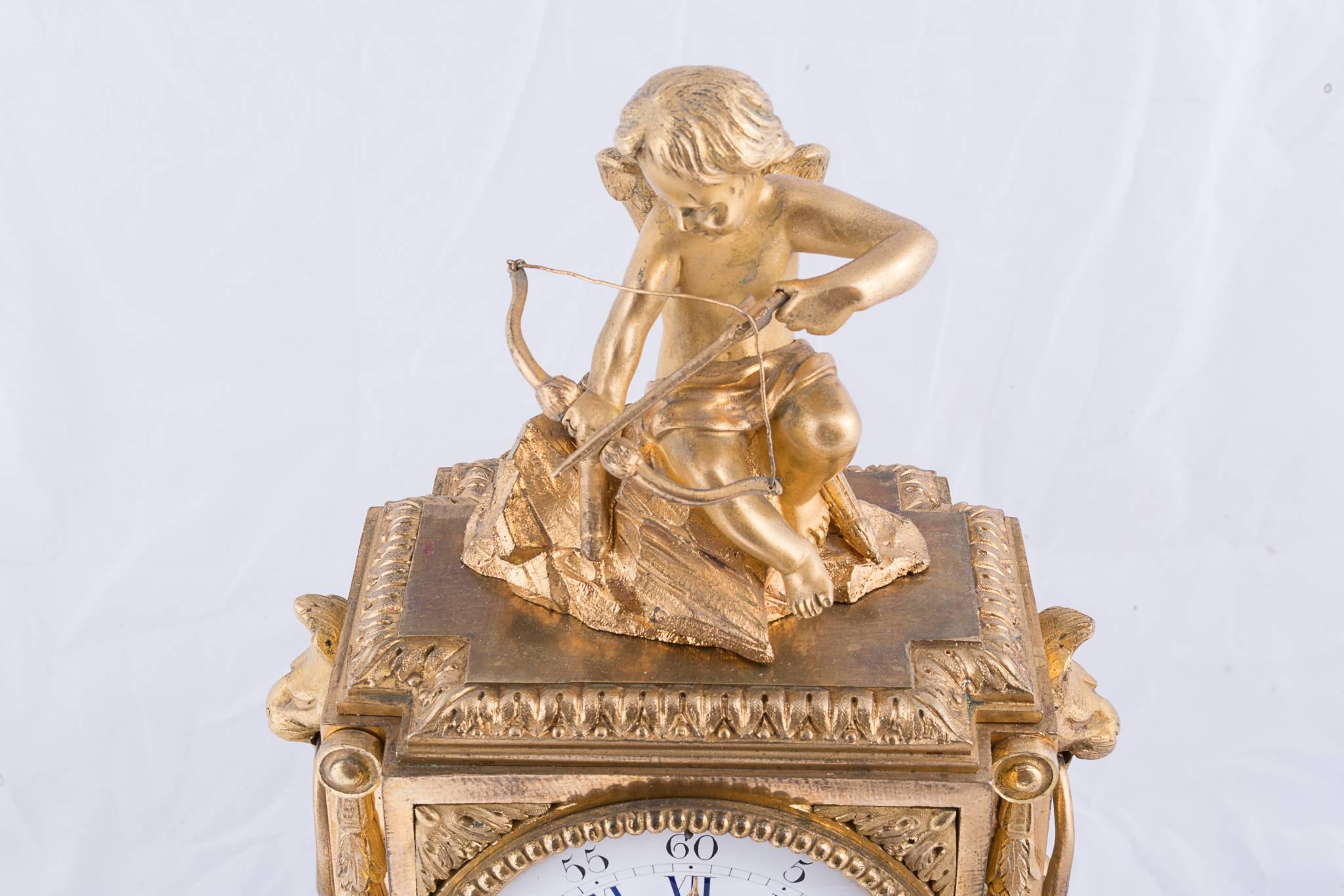 Une horloge dore en bronze du 19ème siècle magnifiquement détaillée avec la figure de Cupidon sur le dessus.