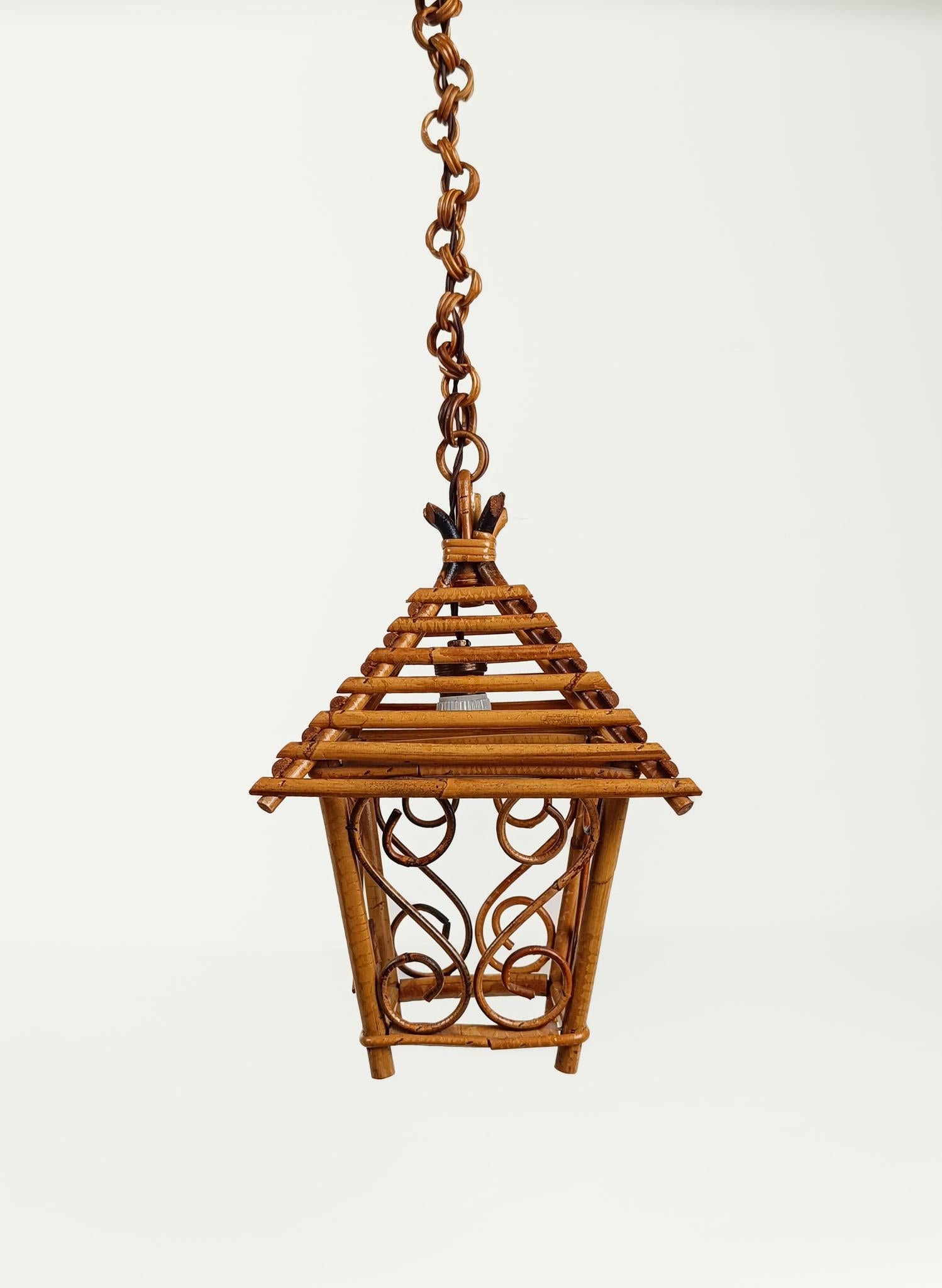 Mid-Century Modern Lanterne suspendue du milieu du 20e siècle, fabriquée à la main en canne de bambou et en rotin, années 60 en vente