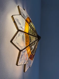 Ein Paar mehrfarbige Wandleuchten aus gehämmertem Glas und Schmiedeeisen von Longobard