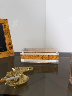 Caja rectangular de mediados del siglo XX, de lucita transparente y madera de nudo, Italia, años 70