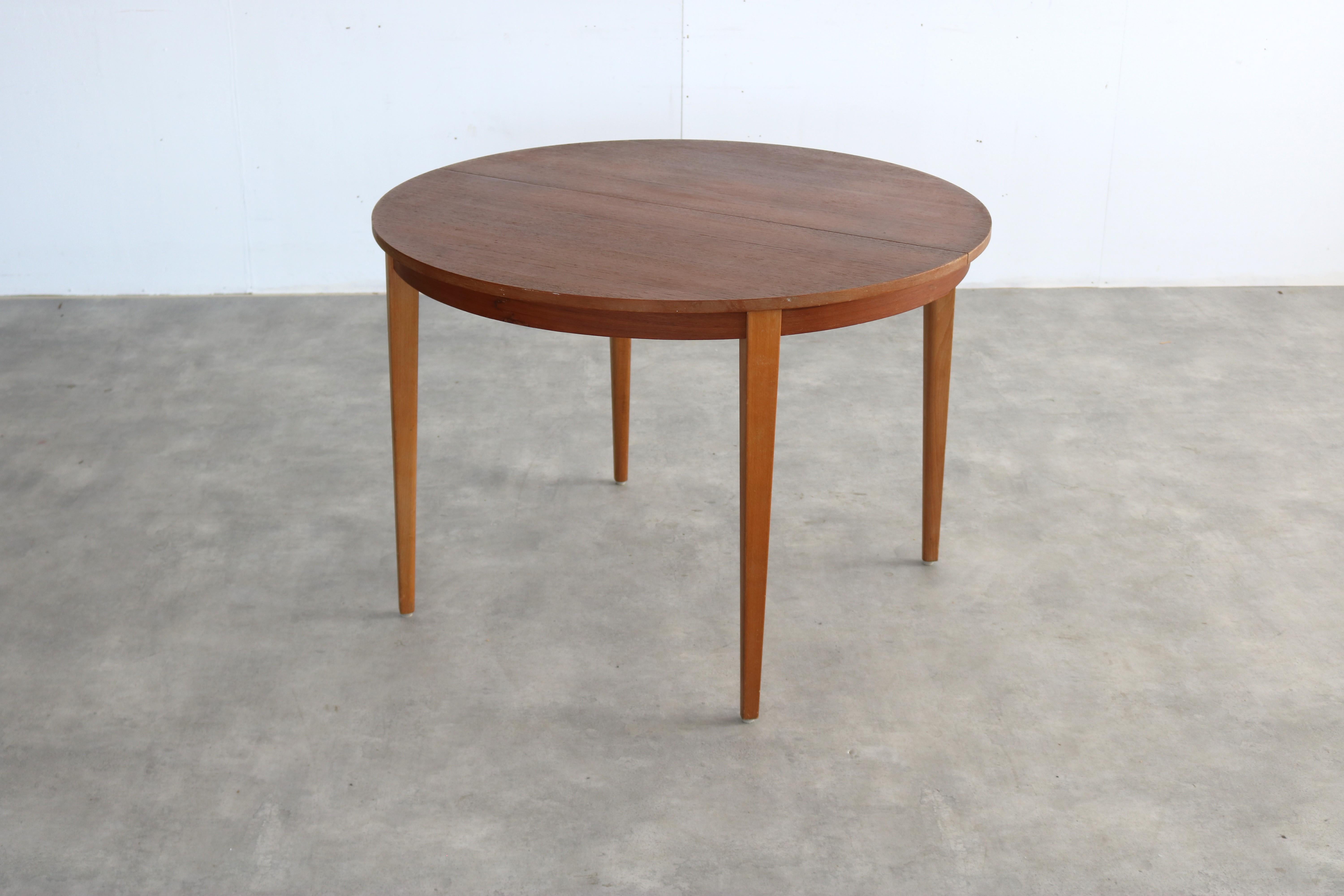 vintage dining table  round table  teak  1960s  Swedish In Good Condition For Sale In Lemmer, NL