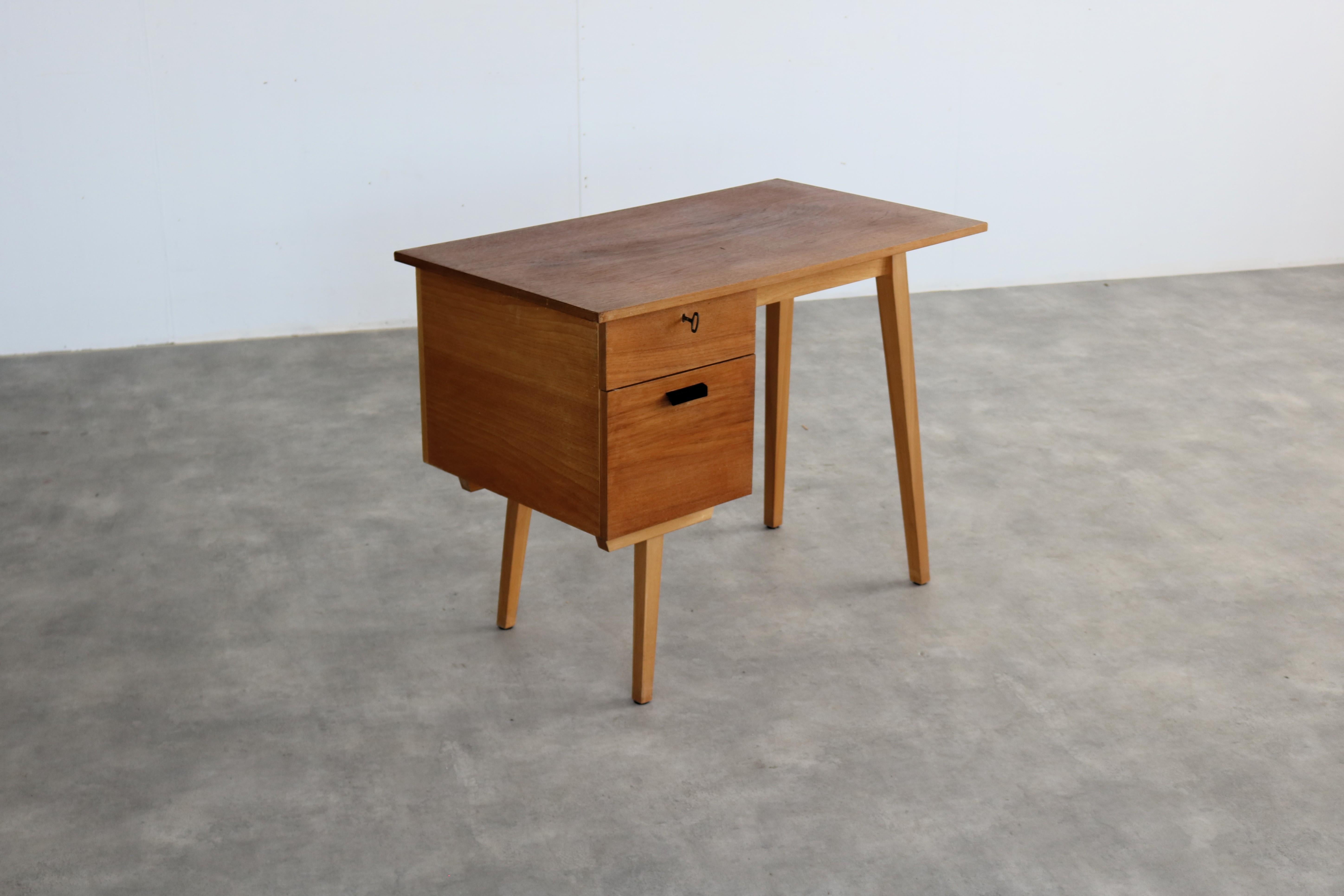 alter Schreibtisch  Schreibtisch  Teakholz  1960s im Zustand „Gut“ im Angebot in Lemmer, NL