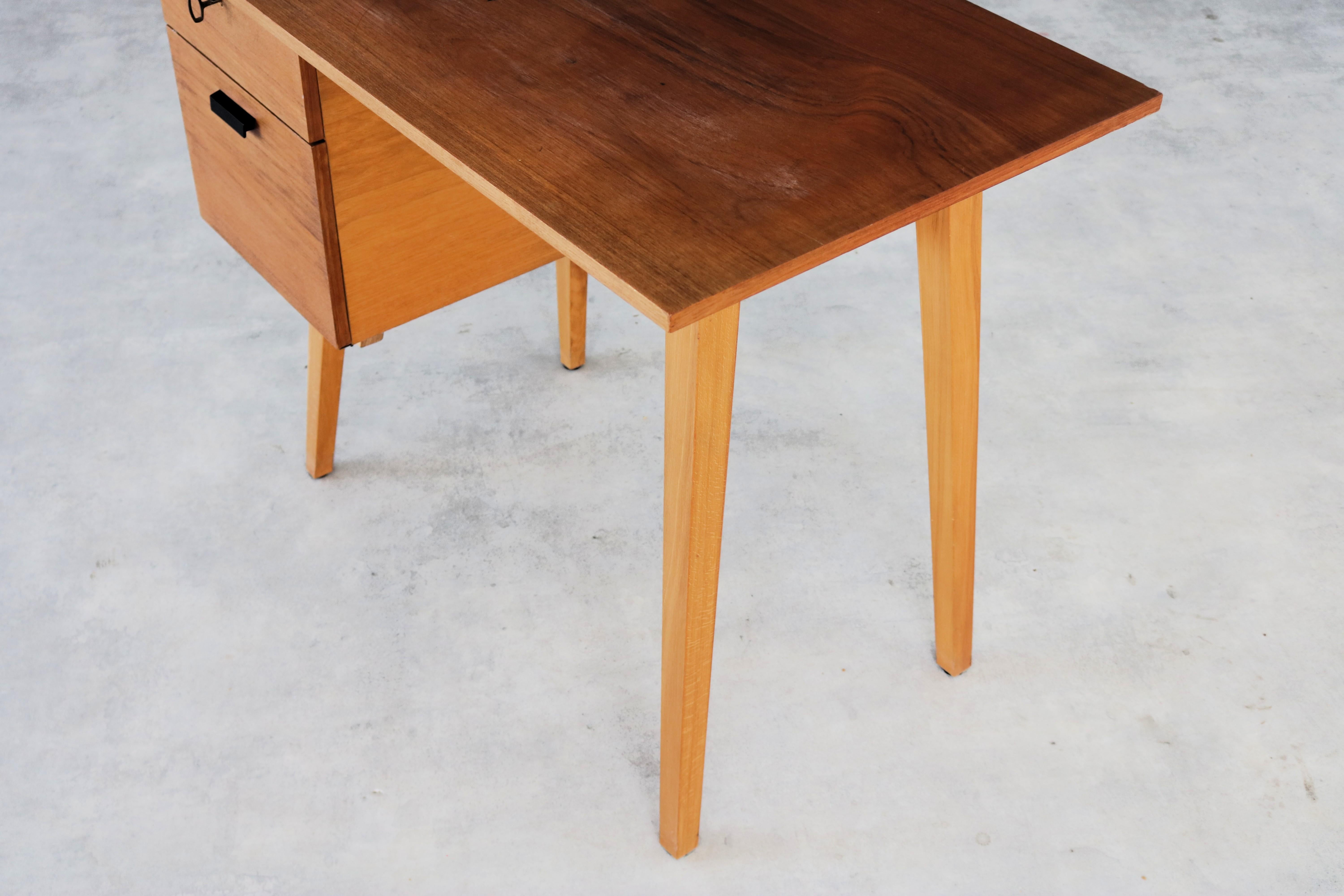alter Schreibtisch  Schreibtisch  Teakholz  1960s (Eichenholz) im Angebot
