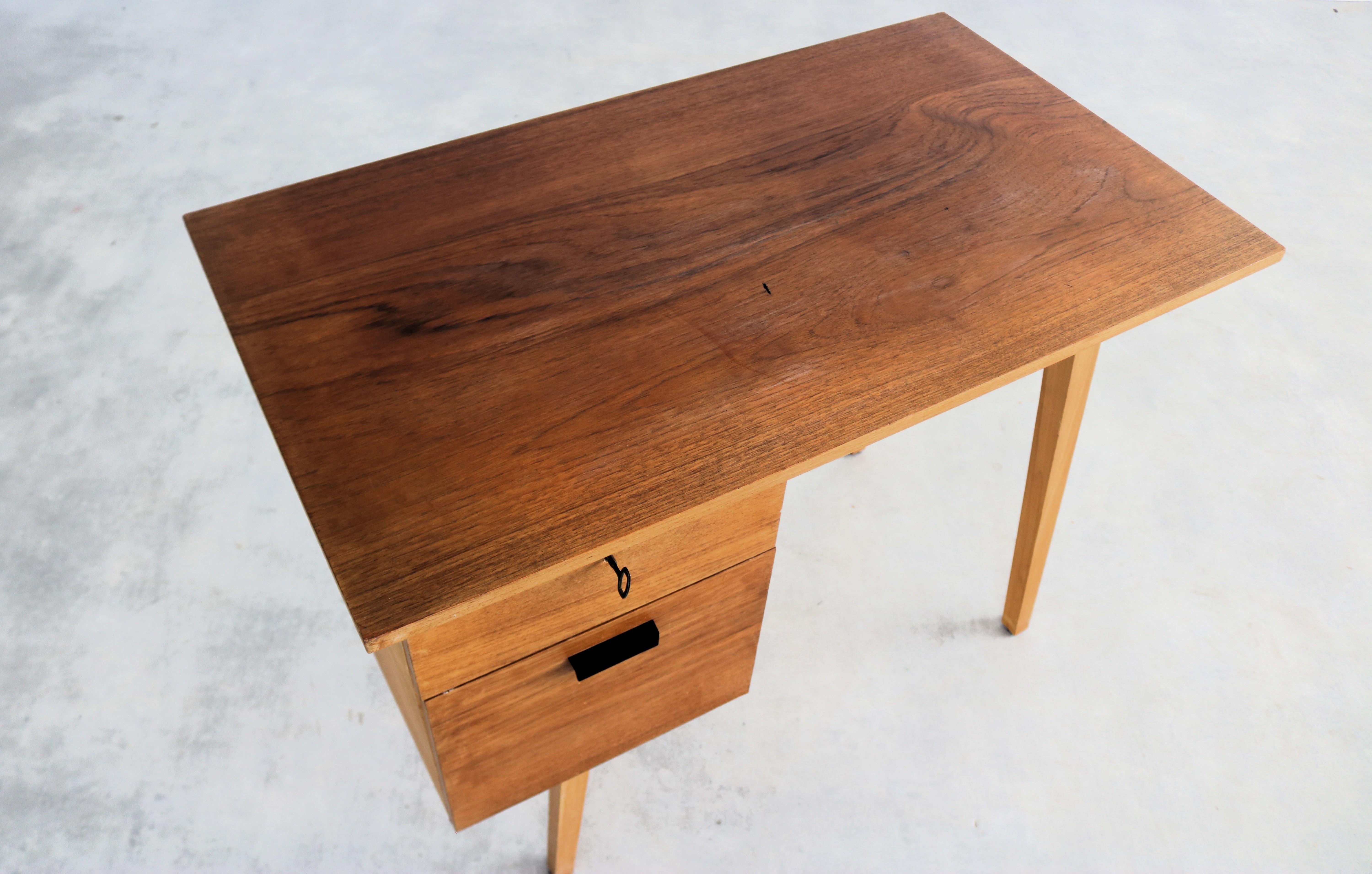 alter Schreibtisch  Schreibtisch  Teakholz  1960s (Mitte des 20. Jahrhunderts) im Angebot