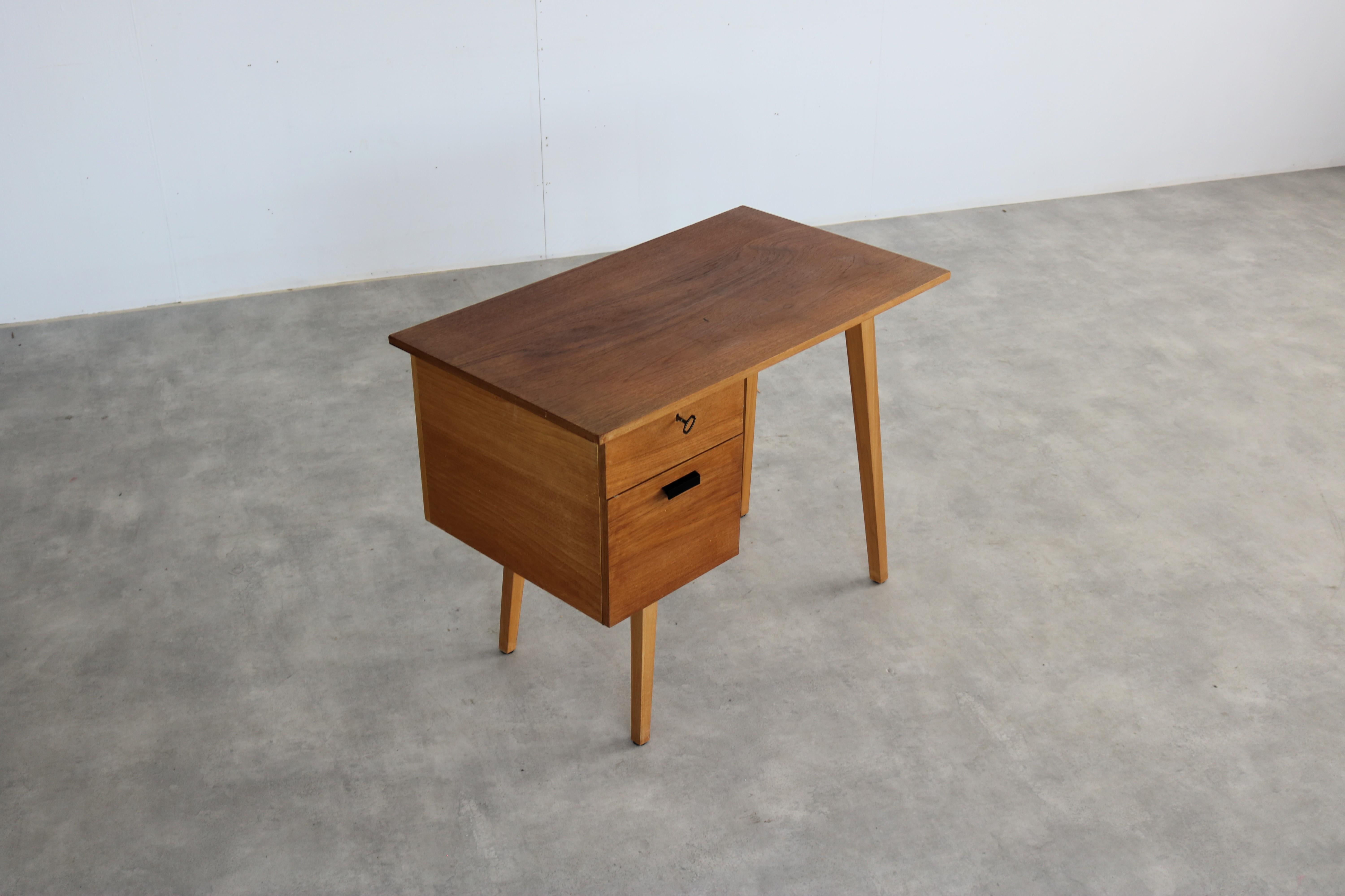 alter Schreibtisch  Schreibtisch  Teakholz  1960s im Angebot 3