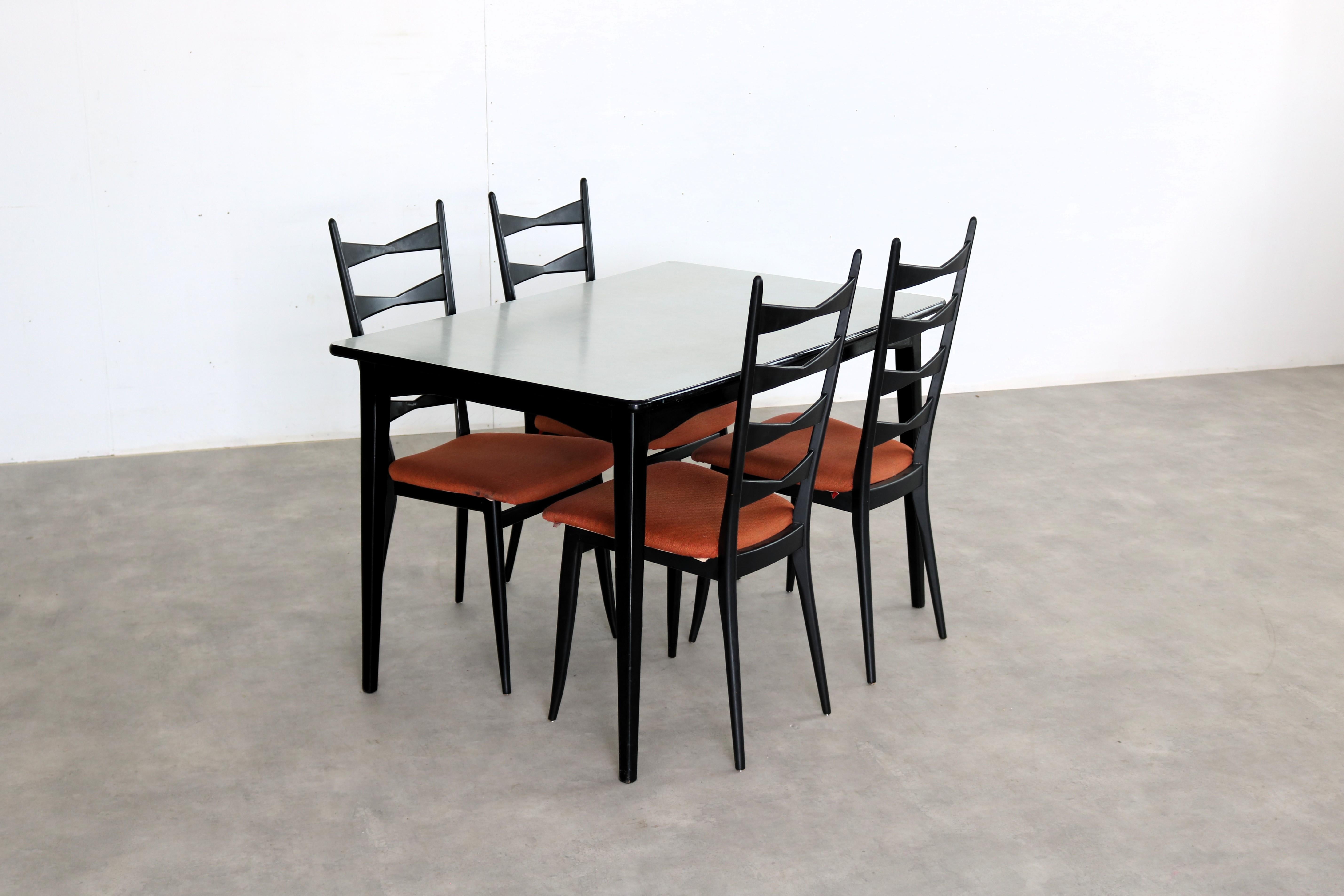 table à manger vintage  tableau  salle à manger  Benze

période  70s
Design/One  Benze Sitzmöbel  Allemagne
condition  bon  légers signes d'utilisation
taille  75,5 x 120 x 80 (hxbxd) 

détails  bois ; formica ; chaises assorties disponibles