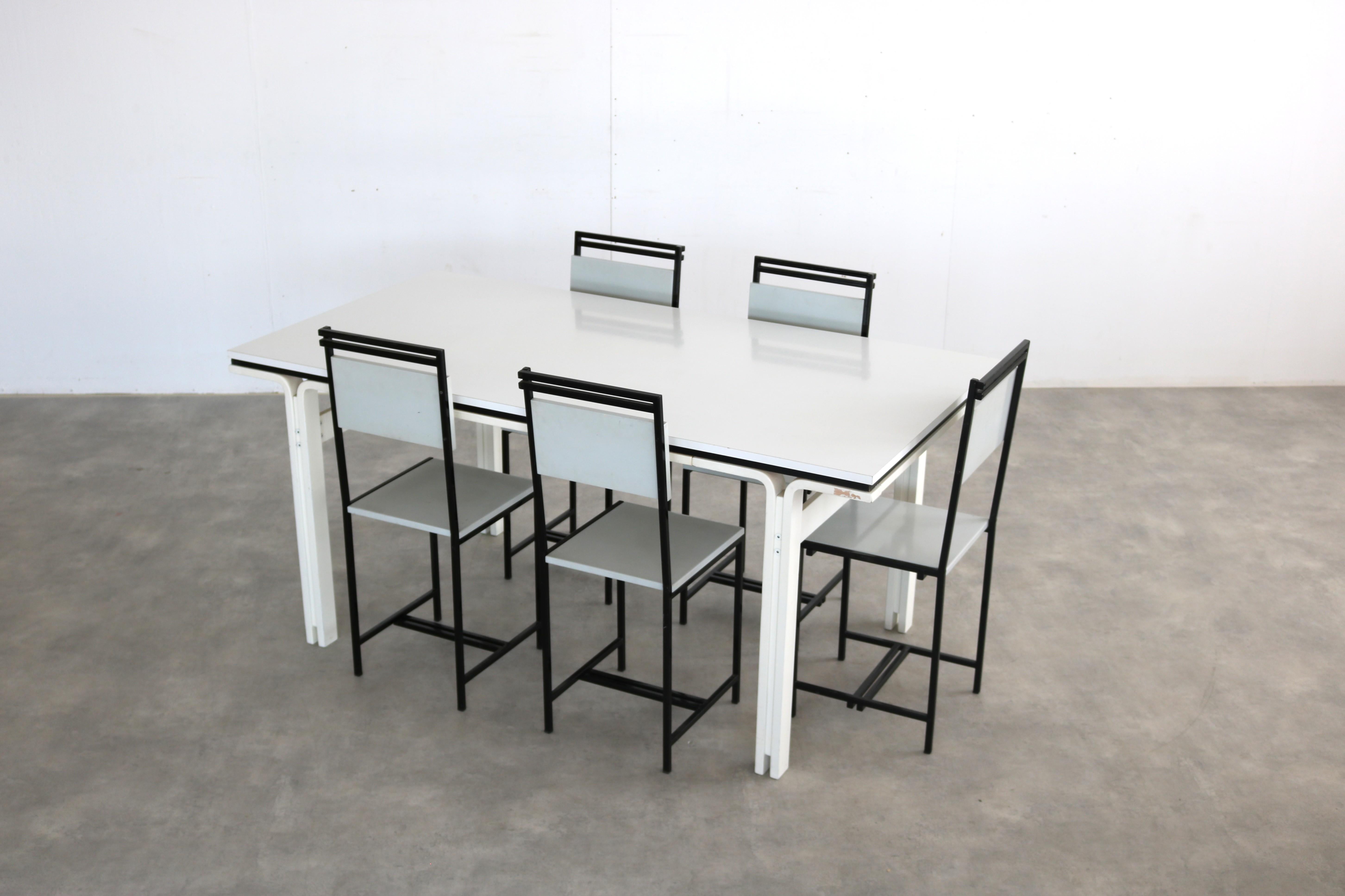 sedie da pranzo vintage  sedie  1960s  set di 5

periodo  1960s
design  sconosciuto
condizione  buono  piccoli segni d'uso
dimensione  89 x 33 x 37 (hxbxp) altezza seduta 45 cm 

dettagli  legno; metallo; tavolo coordinato disponibile; set di 5
