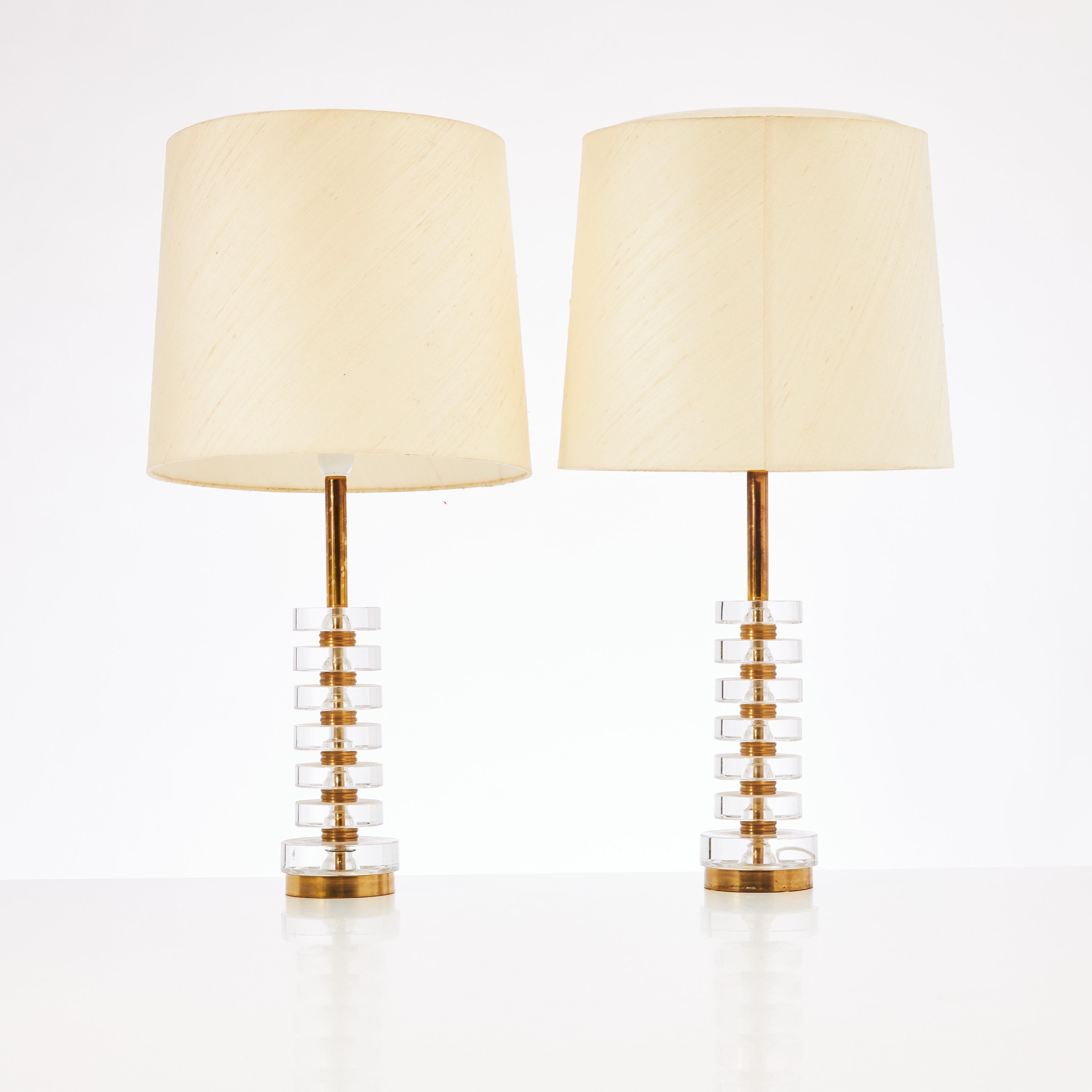 Lampes de table Carl Fagerlund pour Orrefors en verre moulé transparent et laiton fabriquées en Suède vers 1960.
Bon état . Câblée aux normes européennes, elle peut être recâblée aux normes américaines sur demande. 
Prix pour la paire, sans