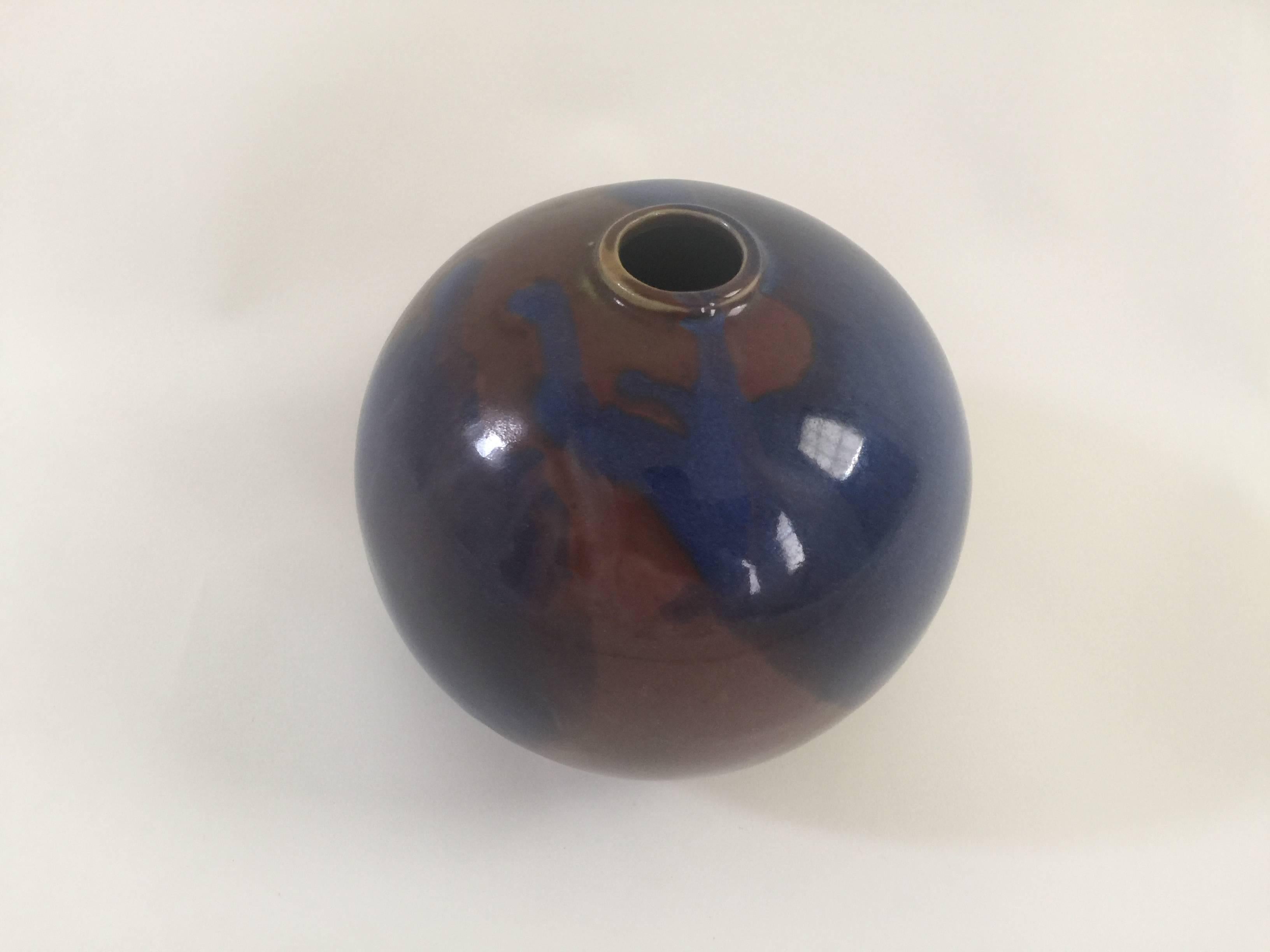 Japonais Vase en céramique bleu et marron des années 1970 par Diane Love en vente