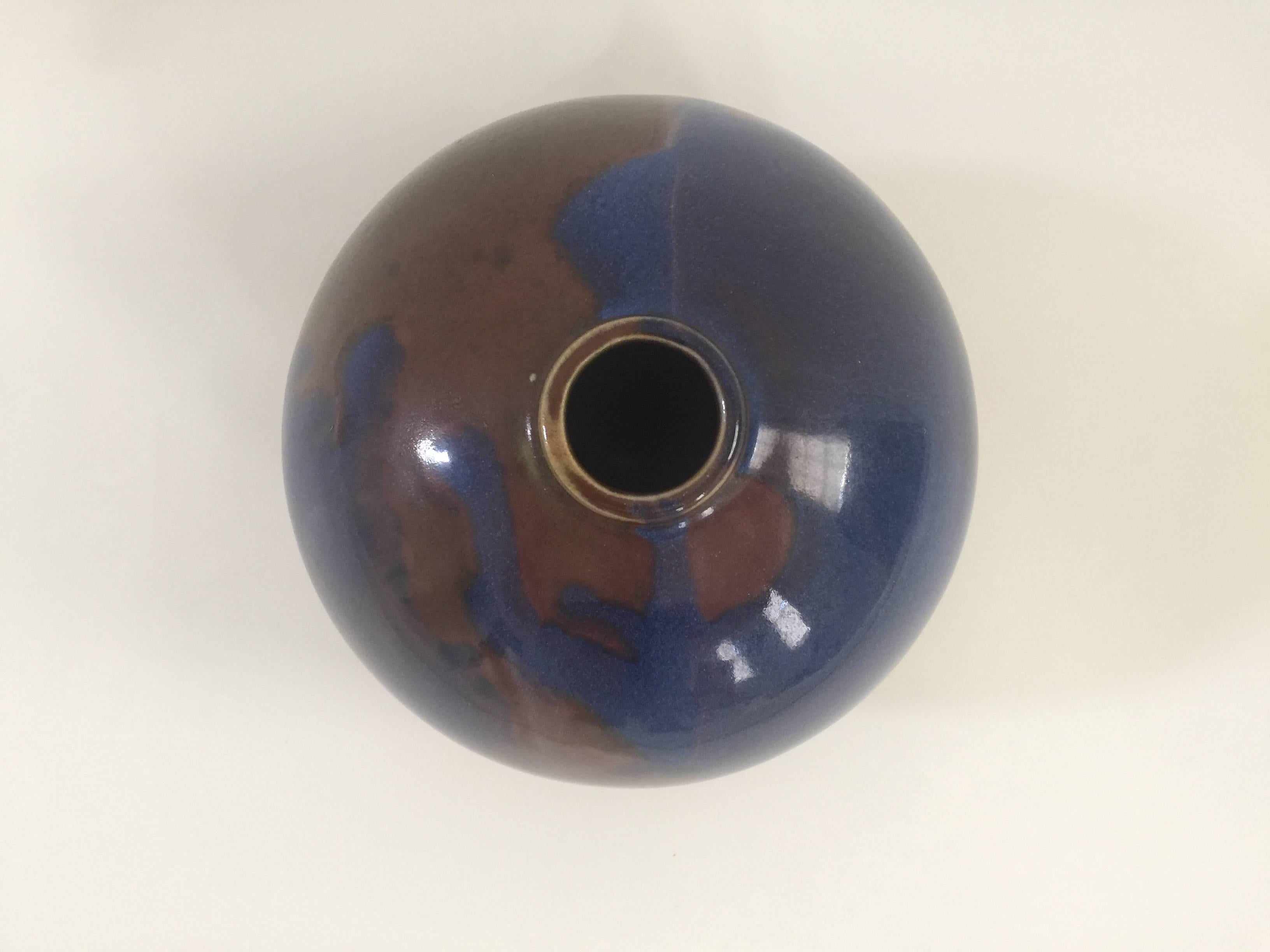 Jarrón de cerámica azul y marrón Diane Love, años 70 Pintado a mano en venta