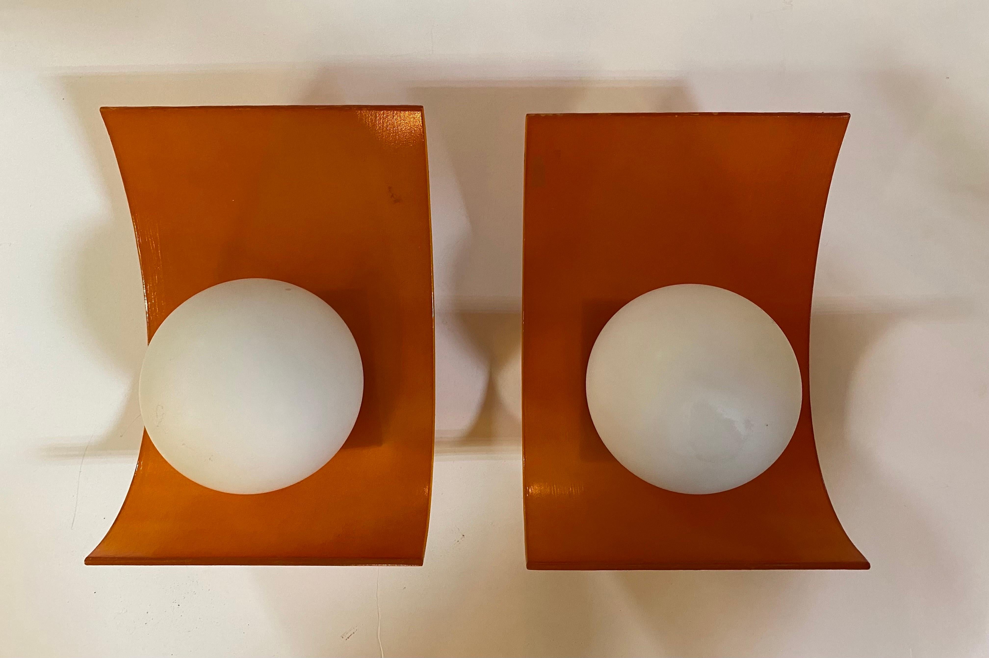 Pareja de apliques franceses naranjas de los años 70 en Bueno estado para la venta en New York, NY