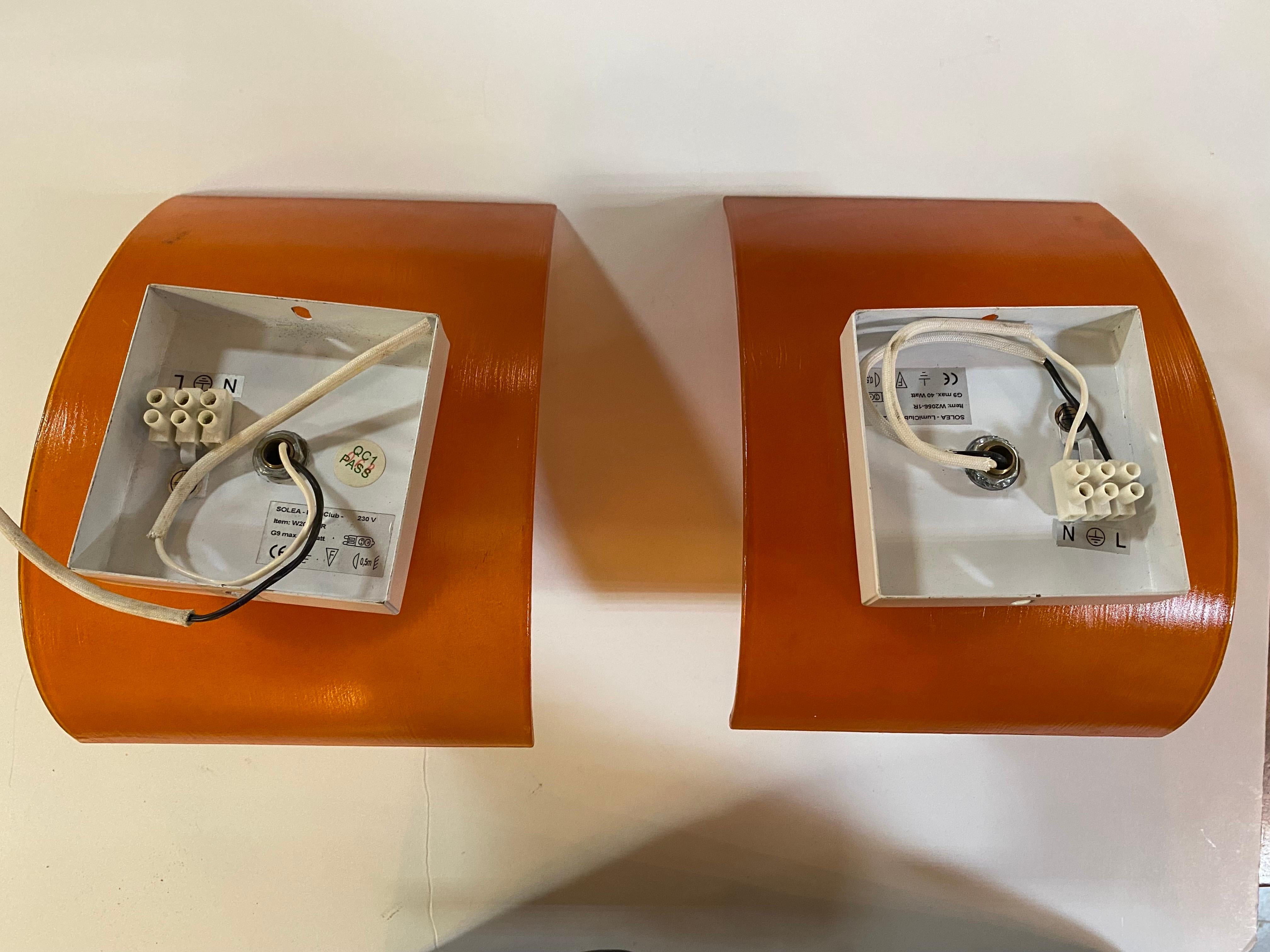 Pareja de apliques franceses naranjas de los años 70 finales del siglo XX en venta