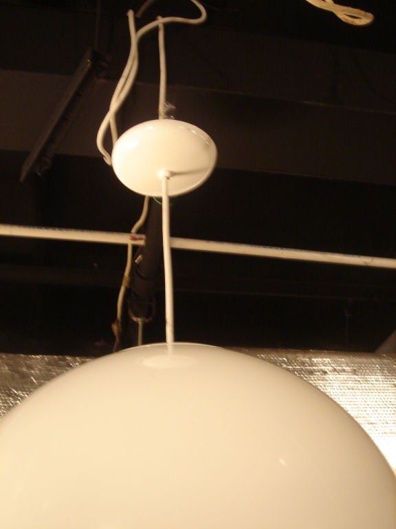 Lampe suspendue de style vintage en forme de globe acrylique Excellent état - En vente à New York, NY