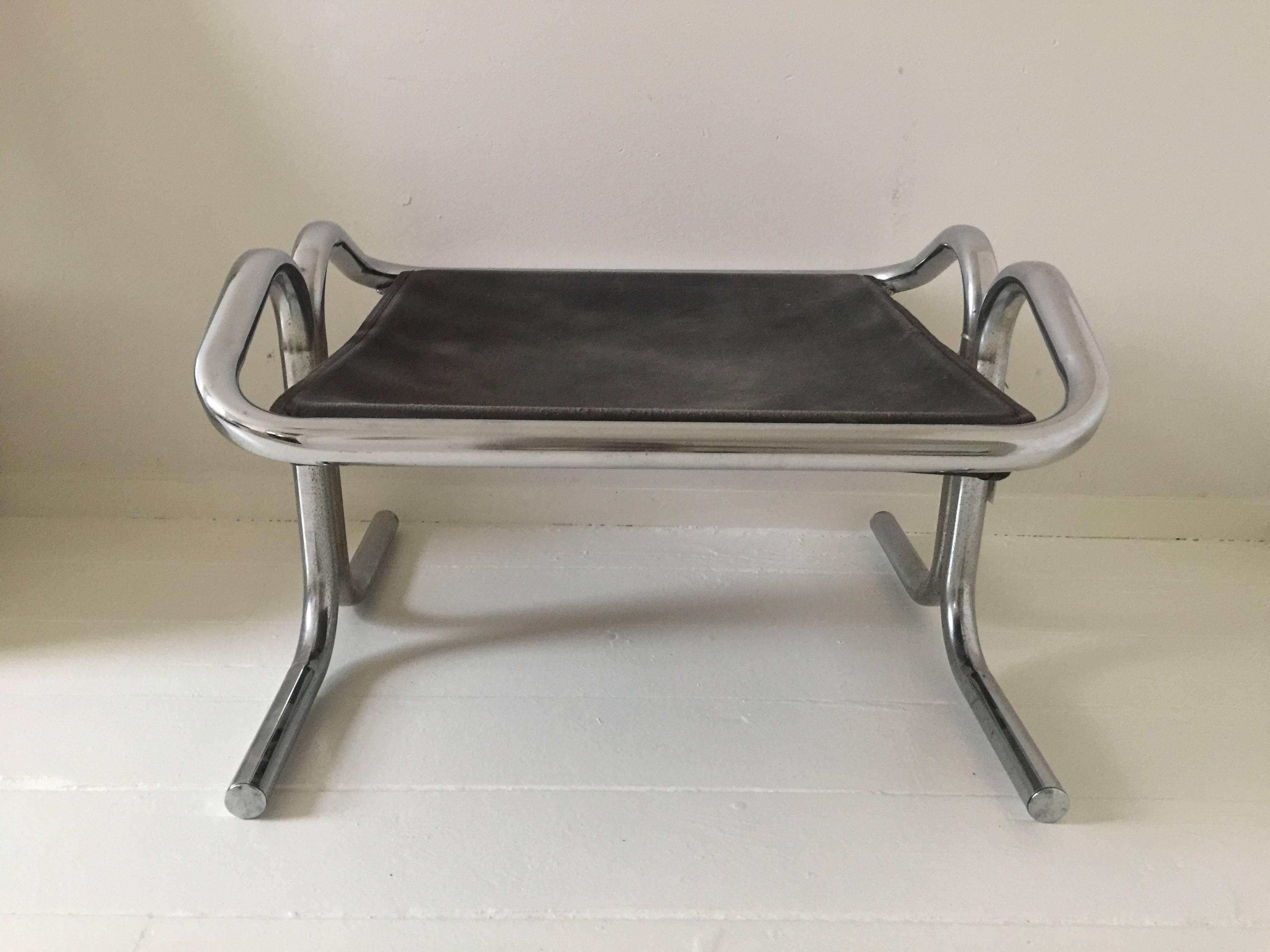 Tabouret / ottoman en chrome et toile noire par Jerry Johnson, USA, circa 1970. Ce pouf est assorti au fauteuil Jerry Johnson correspondant.