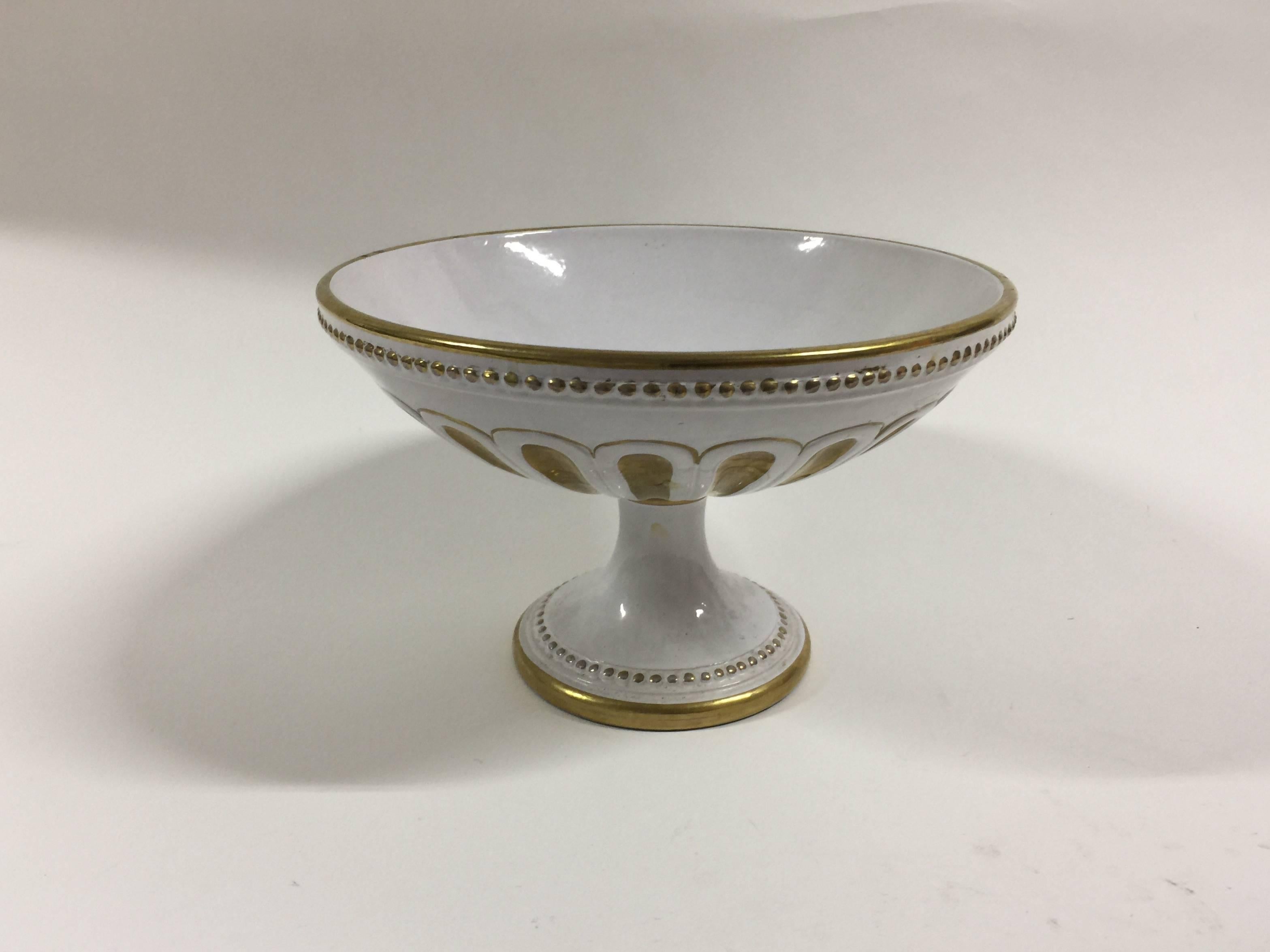 Coupe / compote de centre de table en porcelaine blanche à décor doré par Ugo Zaccagnini. Italie, vers 1930. Signé.