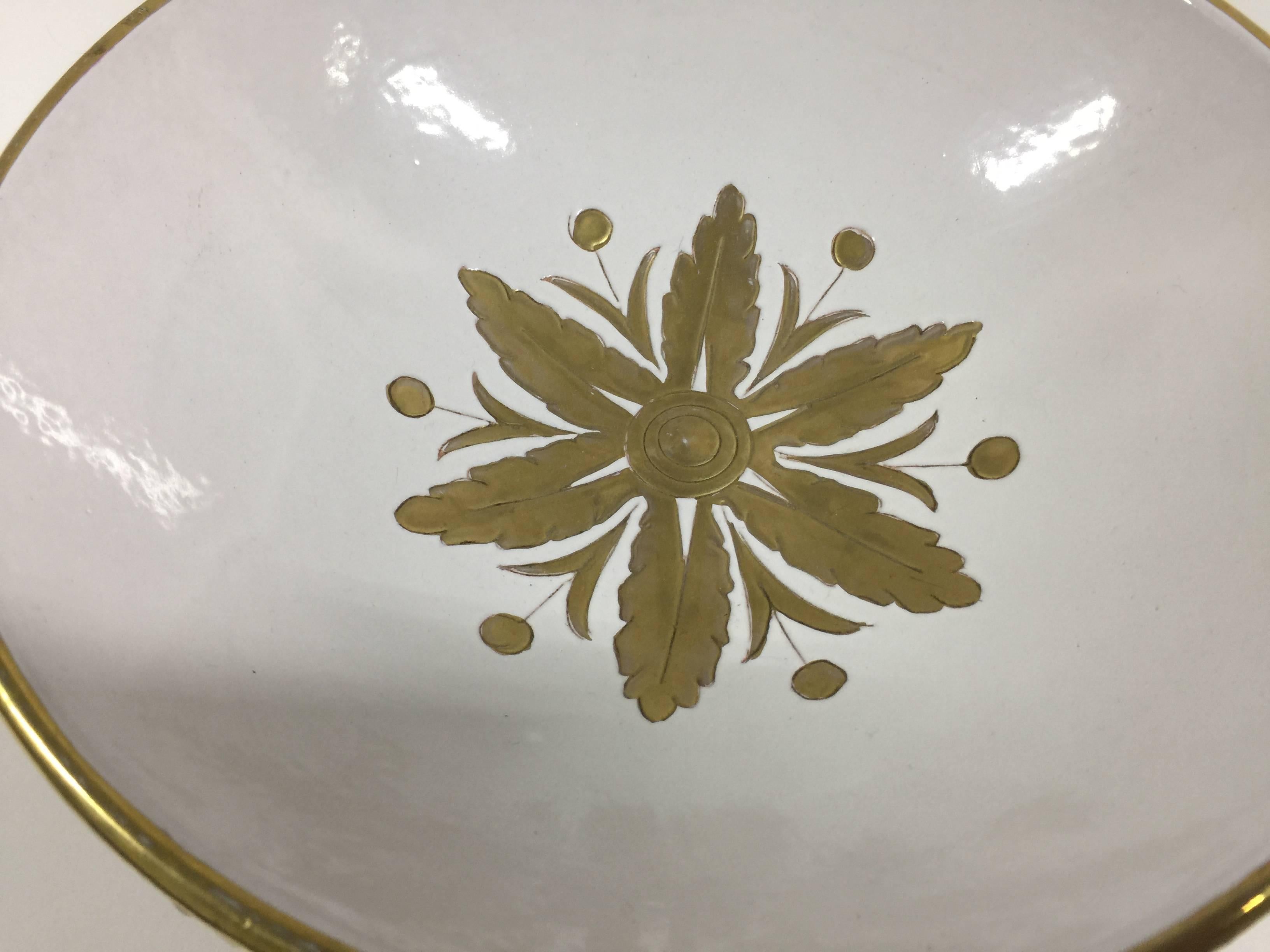 White Porcelain and Gold Centrepiece Footed Bowl by Ugo Zaccagnini In Good Condition For Sale In New York, NY