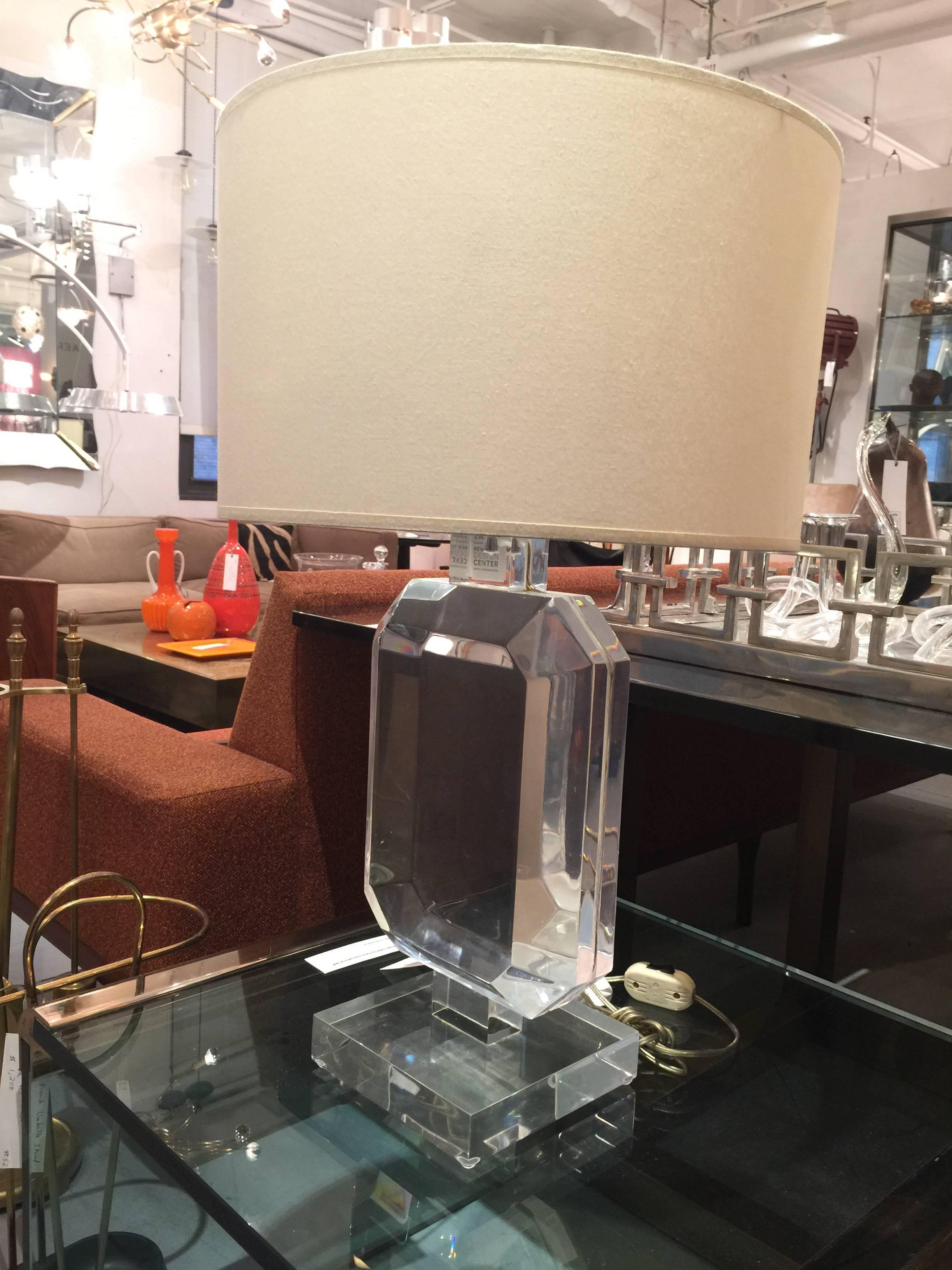 Les Prismatiques Lucite Table Lamp In Good Condition For Sale In New York, NY