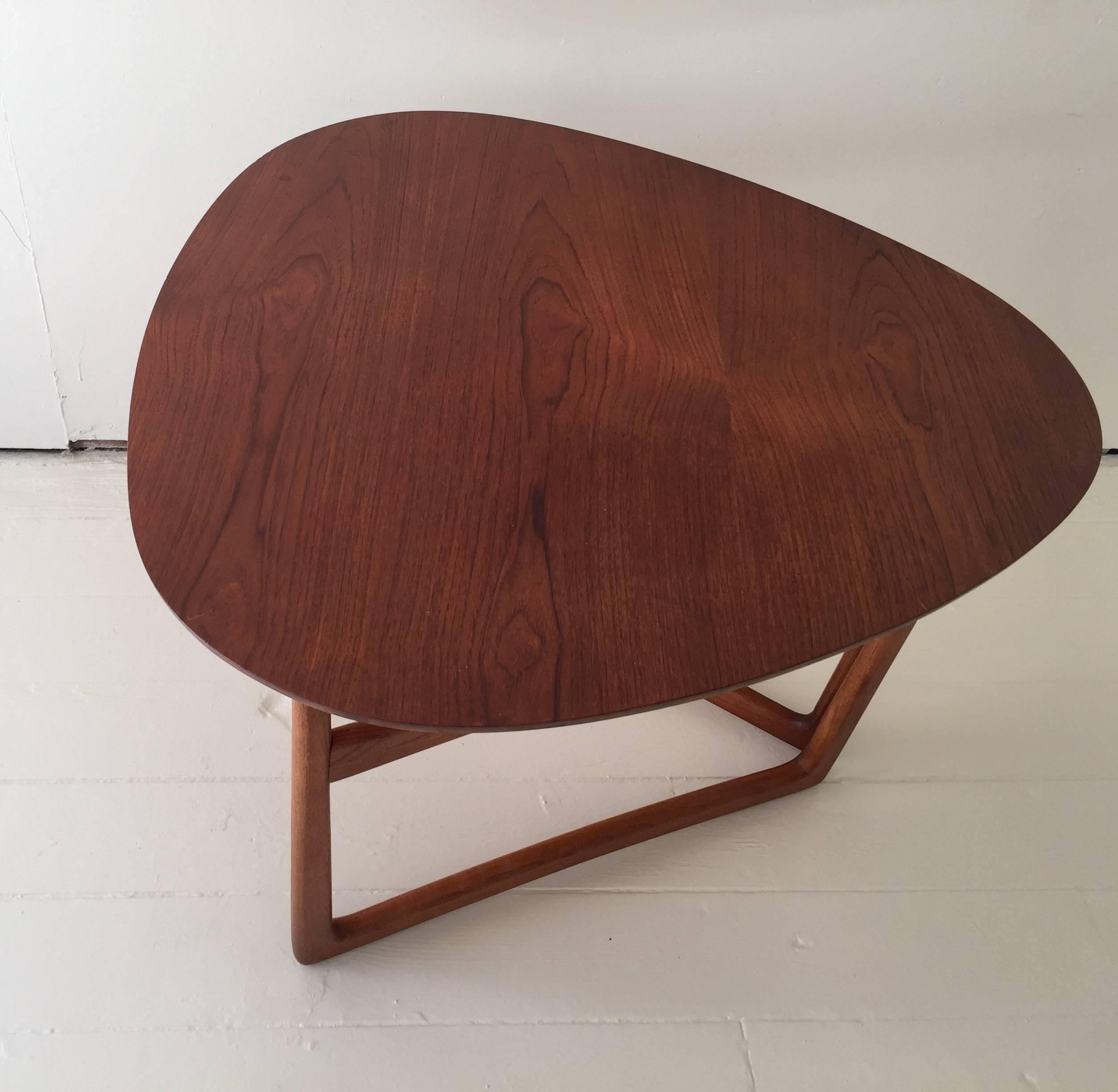Peter Hvidt style Midcentury Folding Side Table In Good Condition For Sale In New York, NY